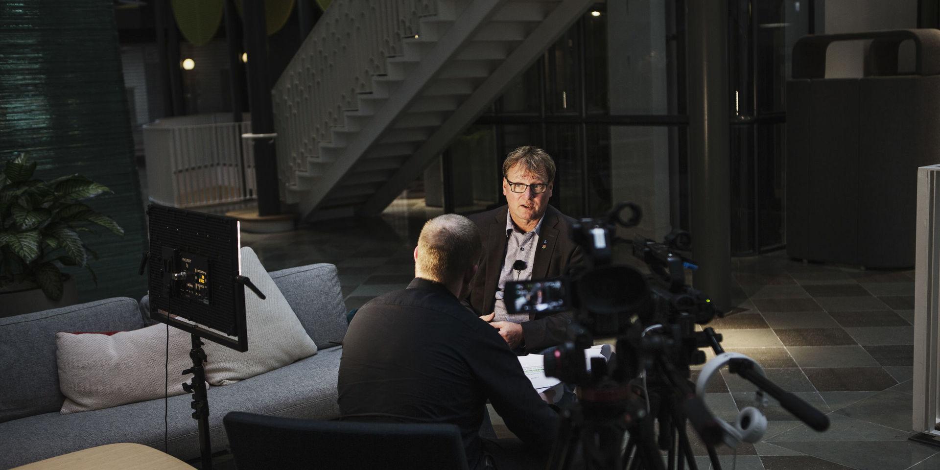 Jonas Andersson (L) svarar på frågor om Sjukvårdens larmcentral under intervjun med GP.