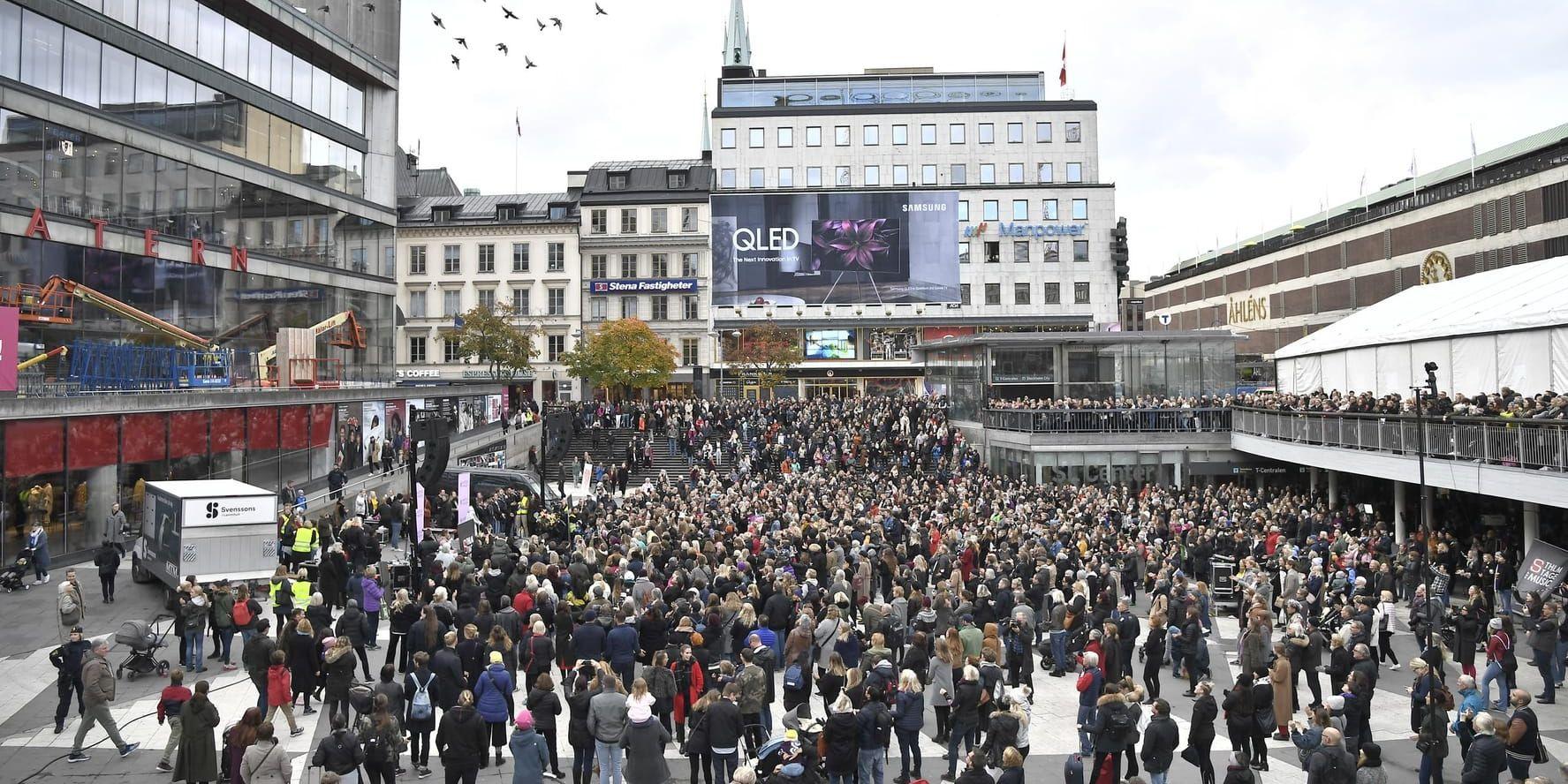 En metoo-manifestation mot sexuella övergrepp och trakasserier på Segels torg i Stockholm. Arkivbild.
