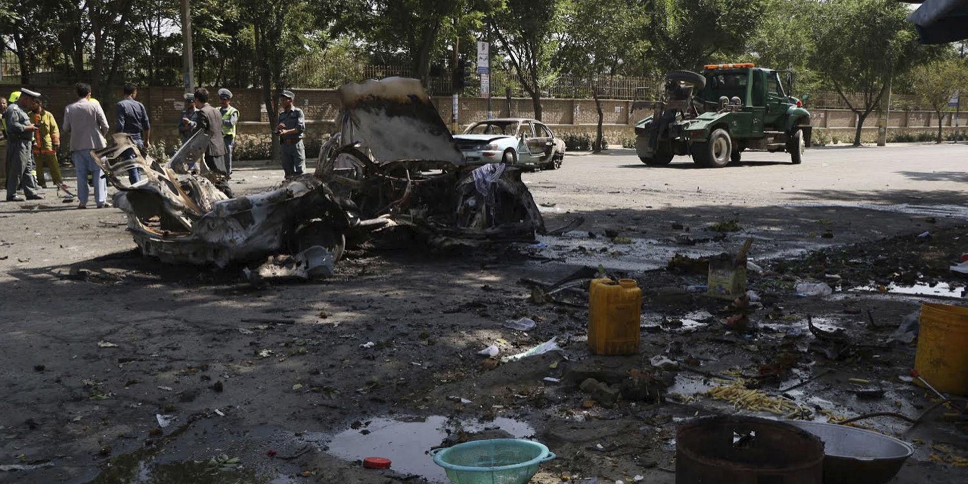 En explosion har inträffat vid en entré till ett universitet i Kabul.