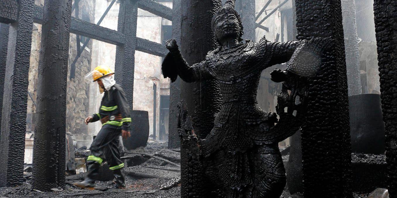 En brandman i det utbrända Kandawgyi Palace på torsdagsmorgonen.