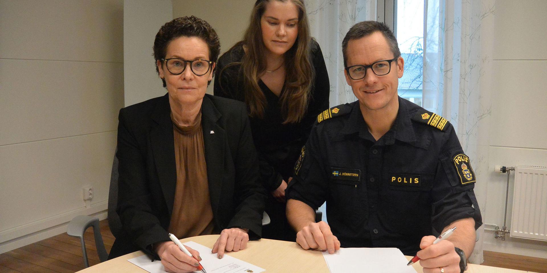 Kommunalrådet Liselotte Fröjd (M), folkhälsostrategen Irma Nordin och Jens Börretzen, biträdande lokalpolisområdeschef, skrev under medborgar­löftena.