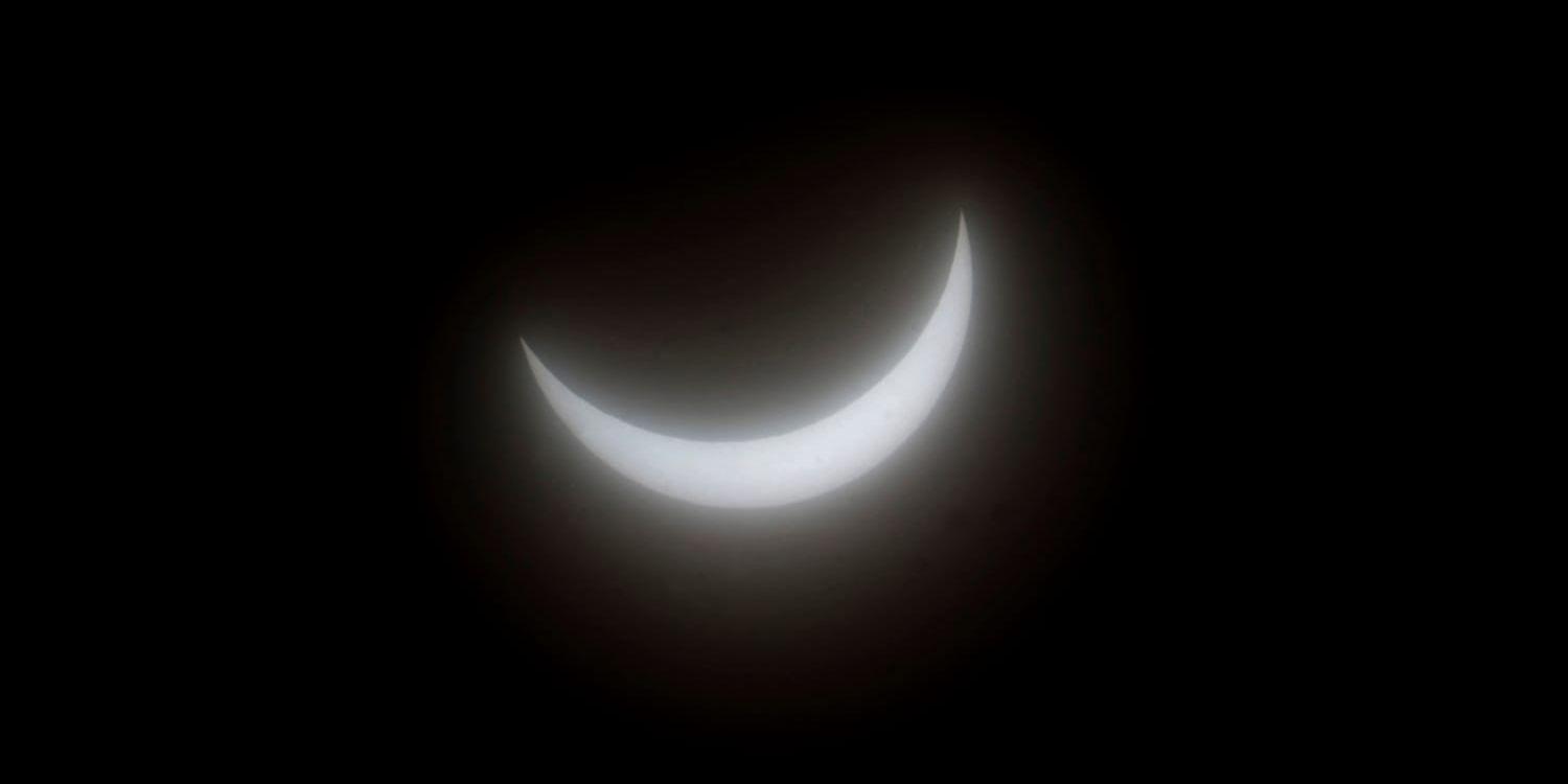Så här såg en partiell solförmörkelse ut när den inträffade i Sverige i mars 2015. Månen täcker en del av solen.
