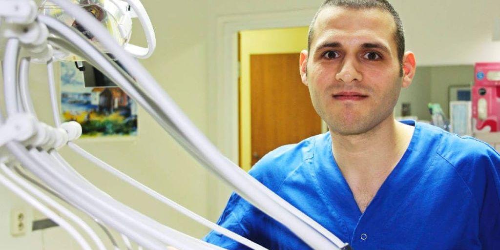 För drygt fem år sedan flyttade Ahmed Esam Mohammed från Irak till Sverige. På de åren har han hunnit lära sig svenska, komplettera sin tandläkarutbildning, flytta till Strömstad samt börja arbeta som tandläkare hos Folktandvården i Strömstad.