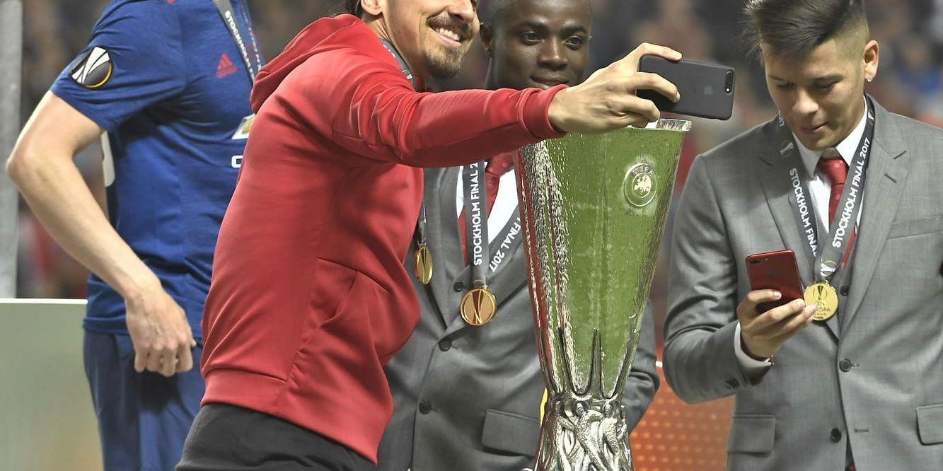 Skadade Zlatan Ibrahimovic fick inte vara med på planen när Manchester United tog Europa League-titeln. När han är tillbaka efter knäskadan siktar han på Premier League-titeln. Arkivbild.