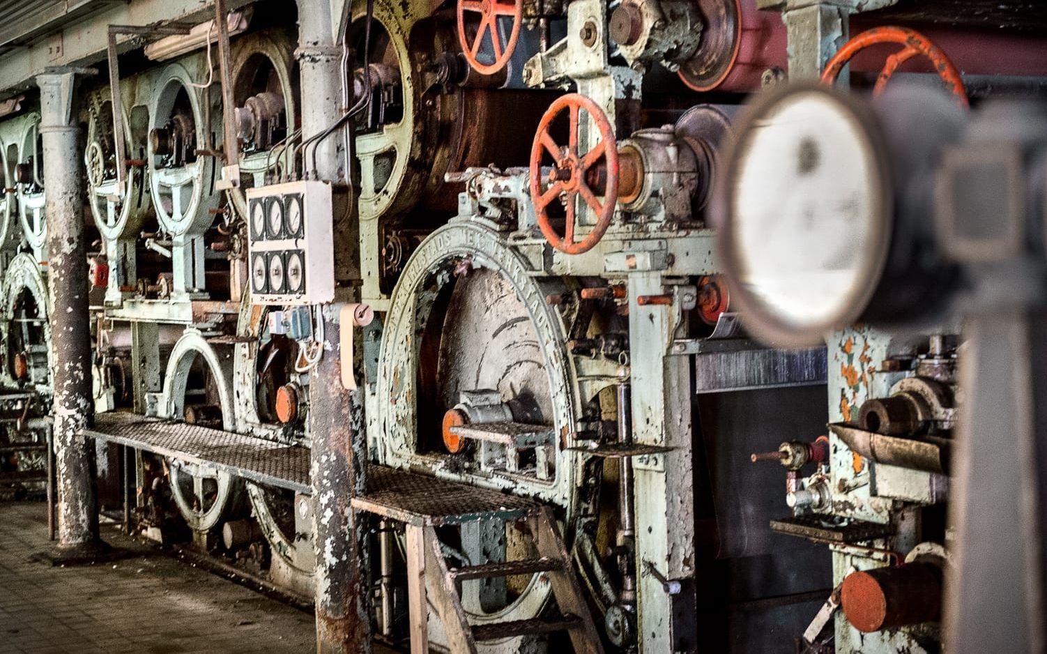Många gamla maskiner, som den här pappersvalsen, har fått vara kvar för att bibehålla industrikänslan.