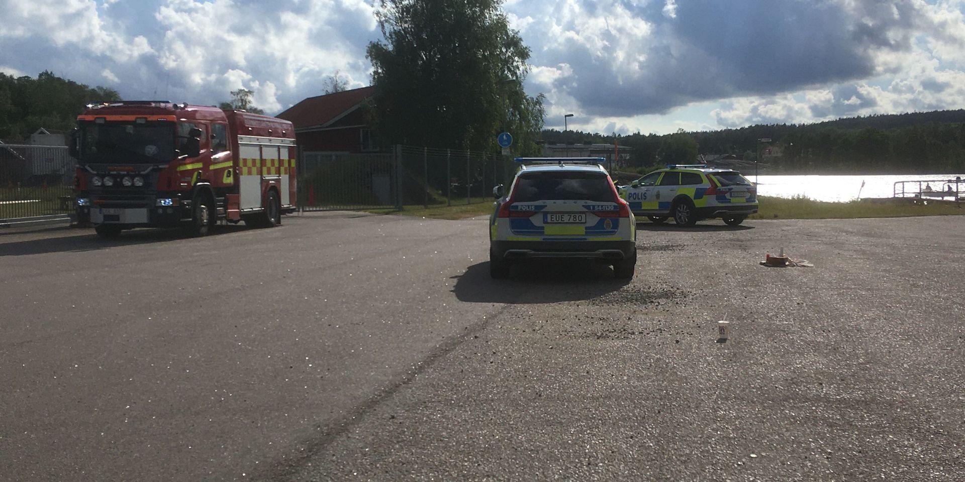 En död person har hittas utomhus i Trollhättan. Polisen har inlett en förundersökning gällande mord alternativt dråp.