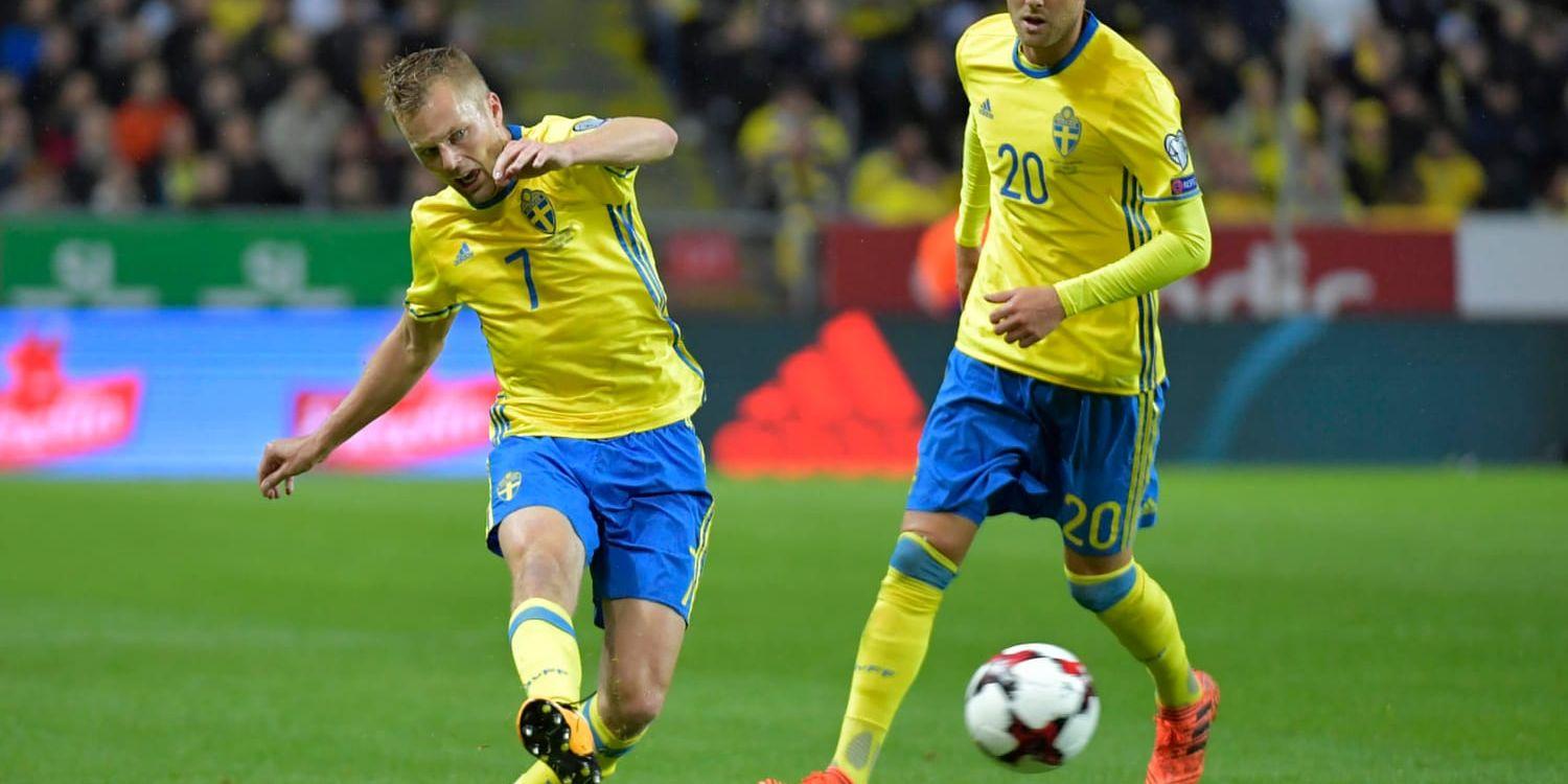 Sebastian Larsson och Ola Toivonen under 8–0-förnedringen av Luxemburg.