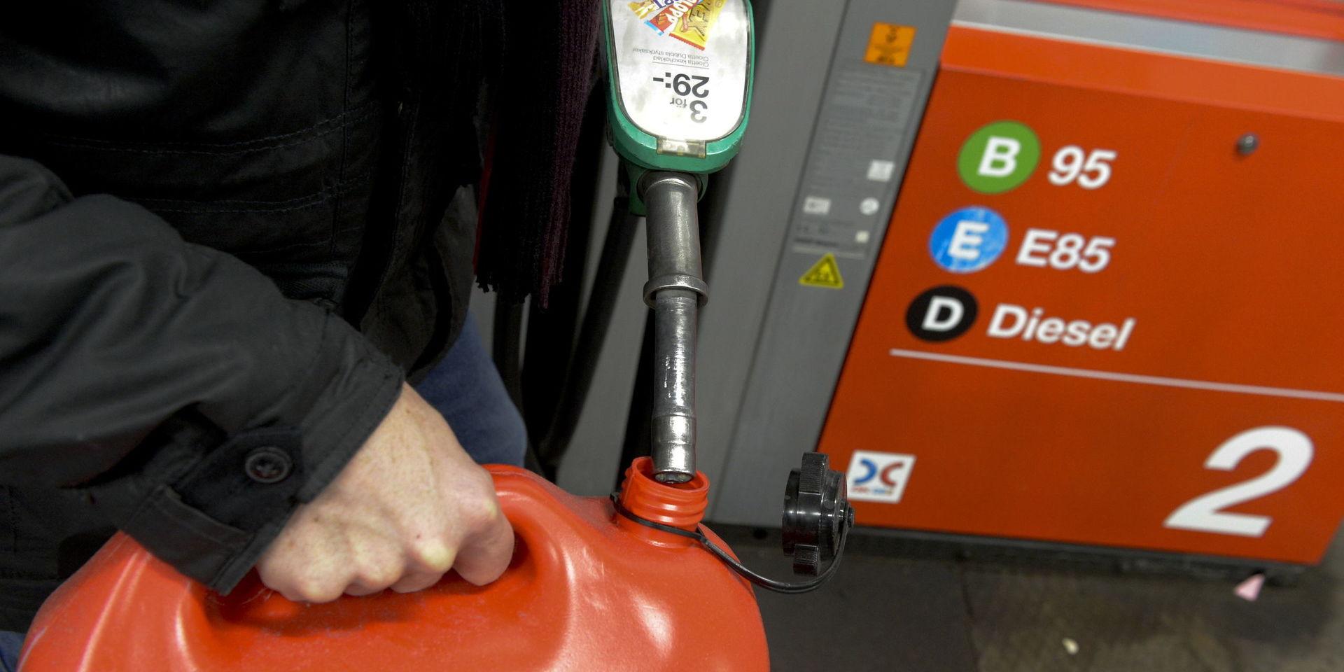 Prisraset på olja får nu genomslag på svenska bensinmackar.