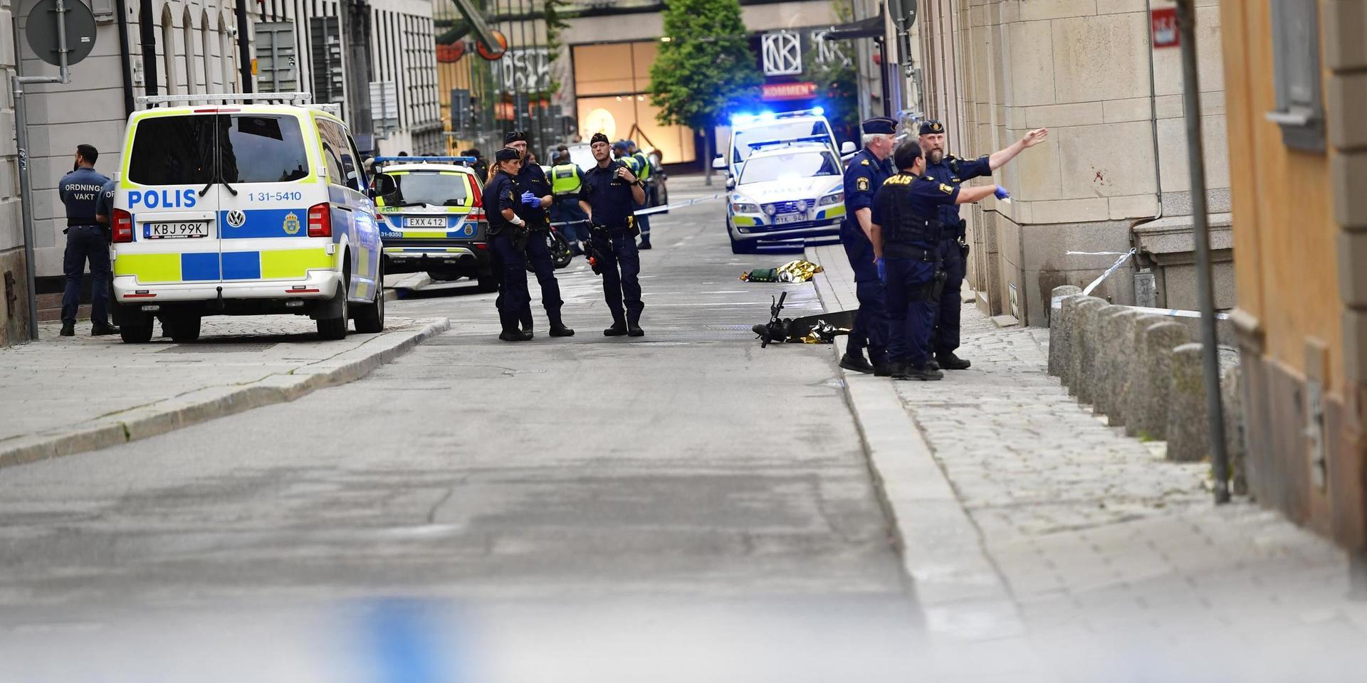 Polisen arbetar innanför avspärrningarna efter att flera personer knivhuggits i Kungsträdgården och på Västra Trädgårdsgatan i Stockholm. En person är gripen efter händelsen. 