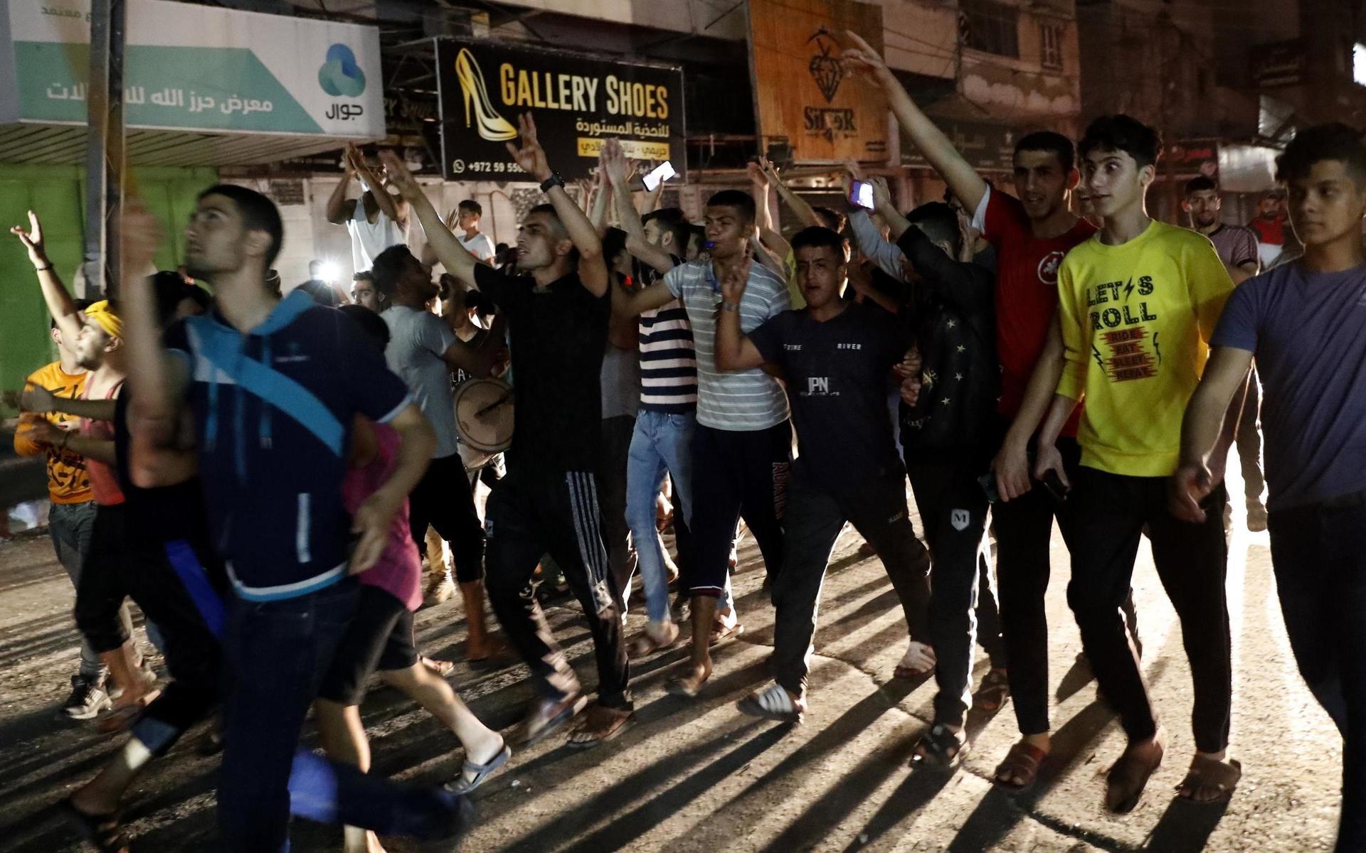 Palestinier i Gaza City firar efter beskedet om eldupphör.