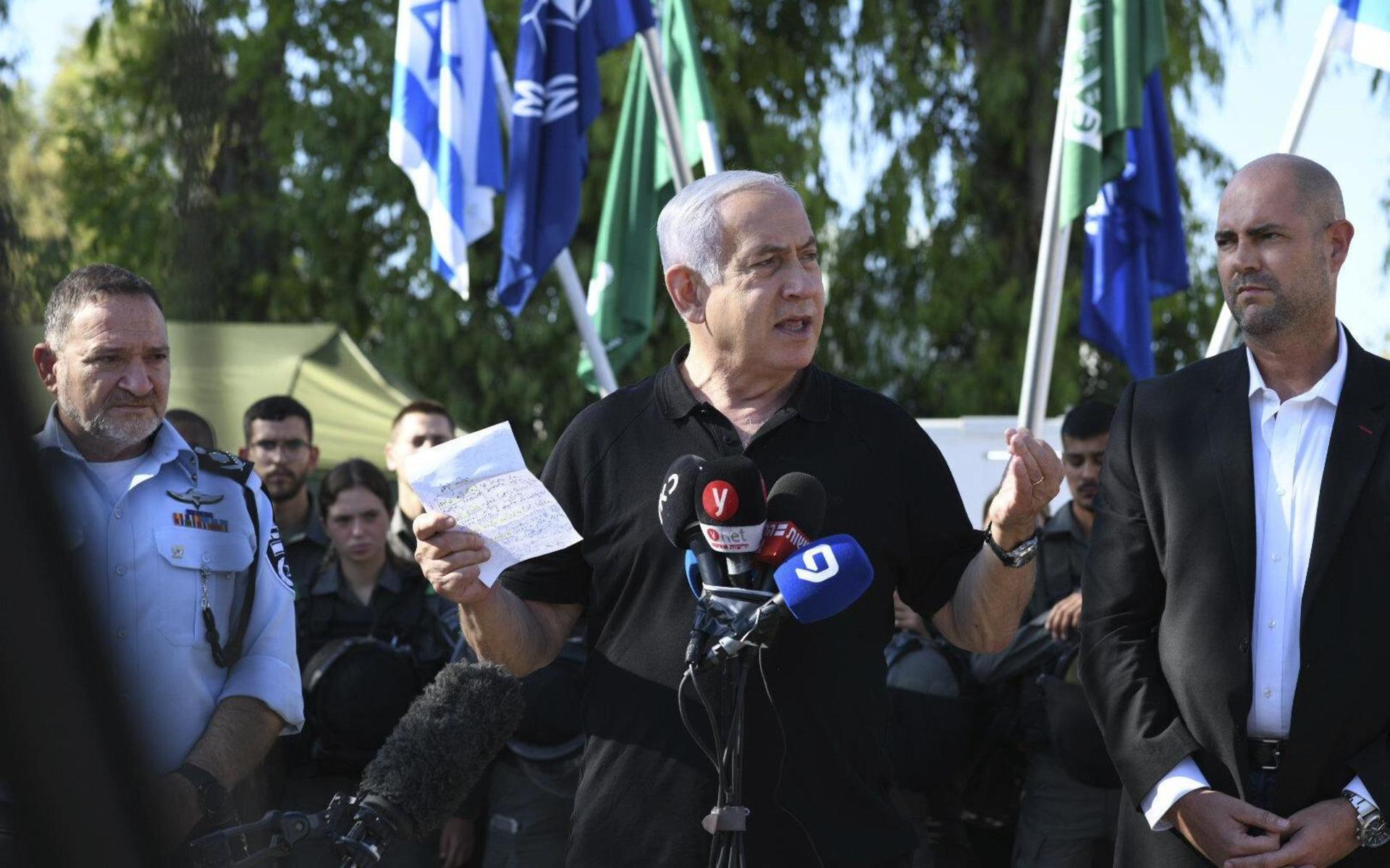Efter en elva dagar lång offensiv vid Gazaremsan röstade Israels säkerhetsråd på torsdagseftermiddagen för en vapenvila. Beslutet fattades efter att USA satt press på premiärminister Benjamin Netanyahu om att få ett stopp på offensiven.