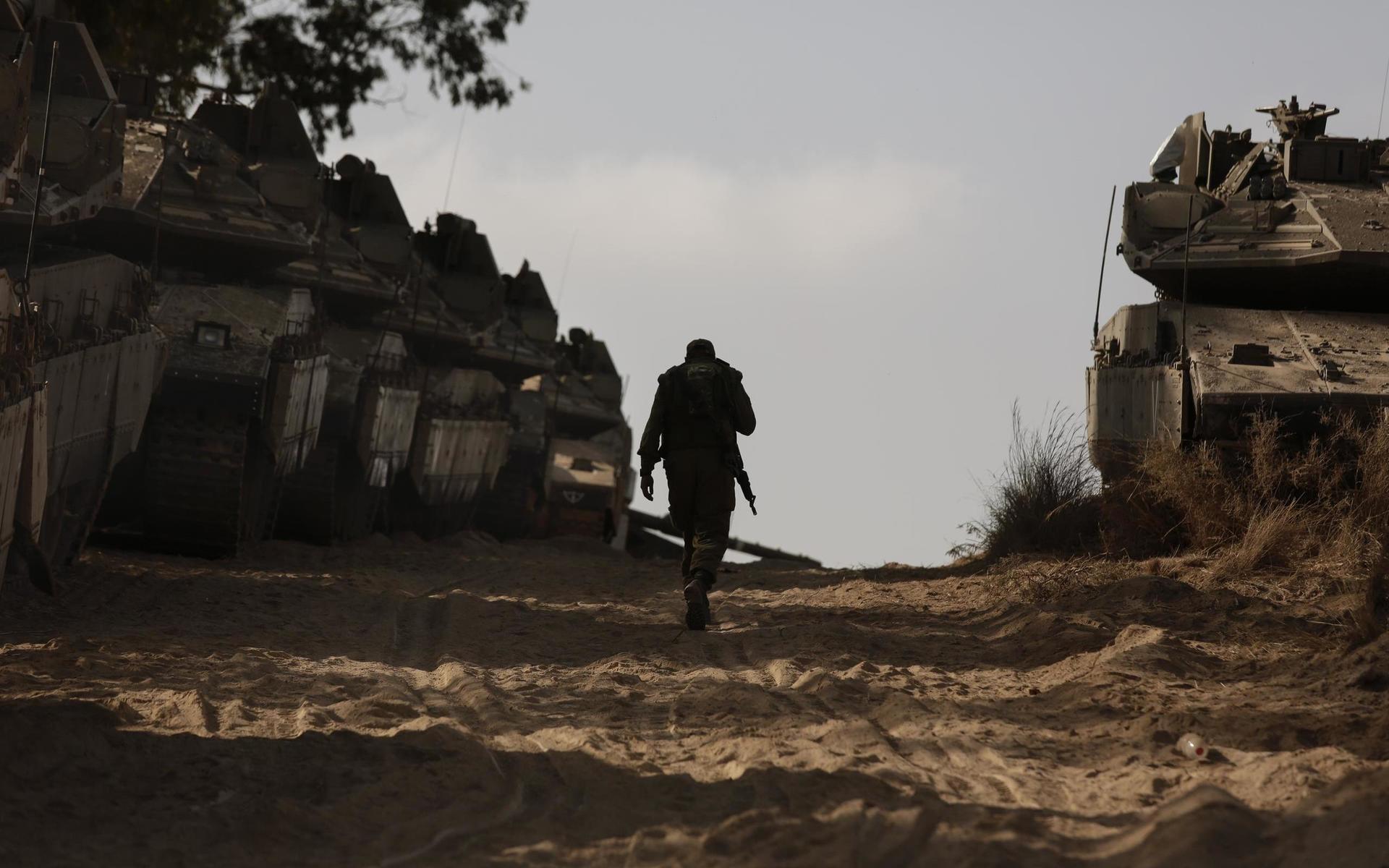 Israelisk soldat nära gränsen till Gazaremsan på torsdagen.