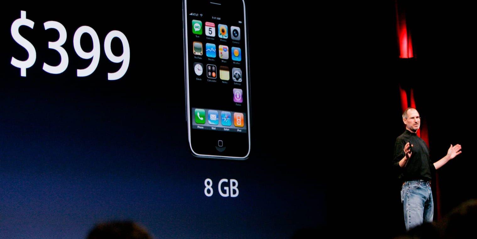 Apples dåvarande vd Steve Jobs avslöjar i september 2007 att priset på den första Iphone kapas, för att få fart på de svaga försäljningssiffrorna. Arkivbild.