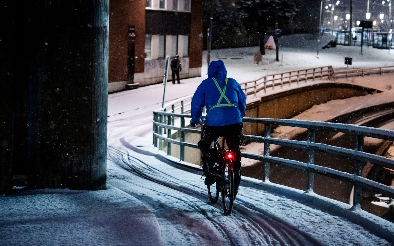 Den köldsmocka som dragit in över Sverige har orsakat problem för såväl cyklister som fotgängare och biltrafikanter.