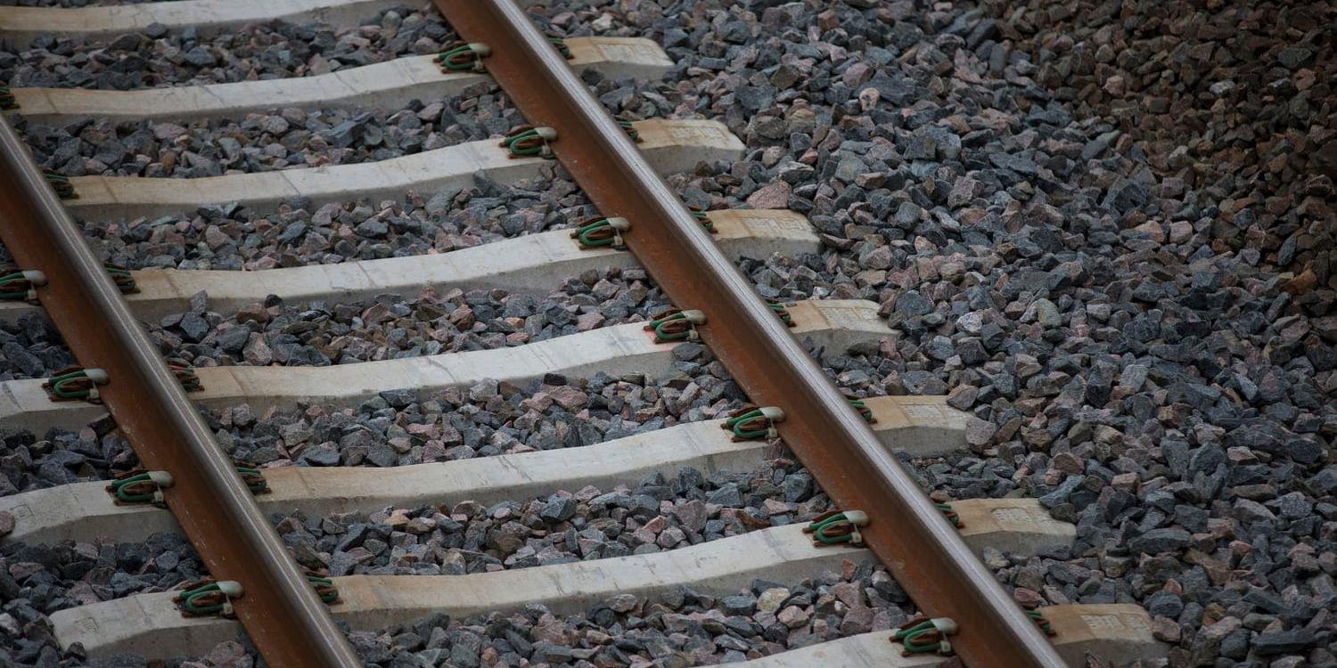 Gummimattor som Trafikverket lagt ut på järnvägsspår minskar antalet obehöriga på spåren. Arkivbild.