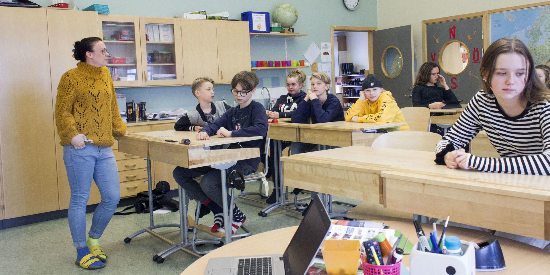 Strömstads kommun ska erbjuda två platser inom Högskolan Västs lärarutbildning som kombinerar arbete med betalda studier.