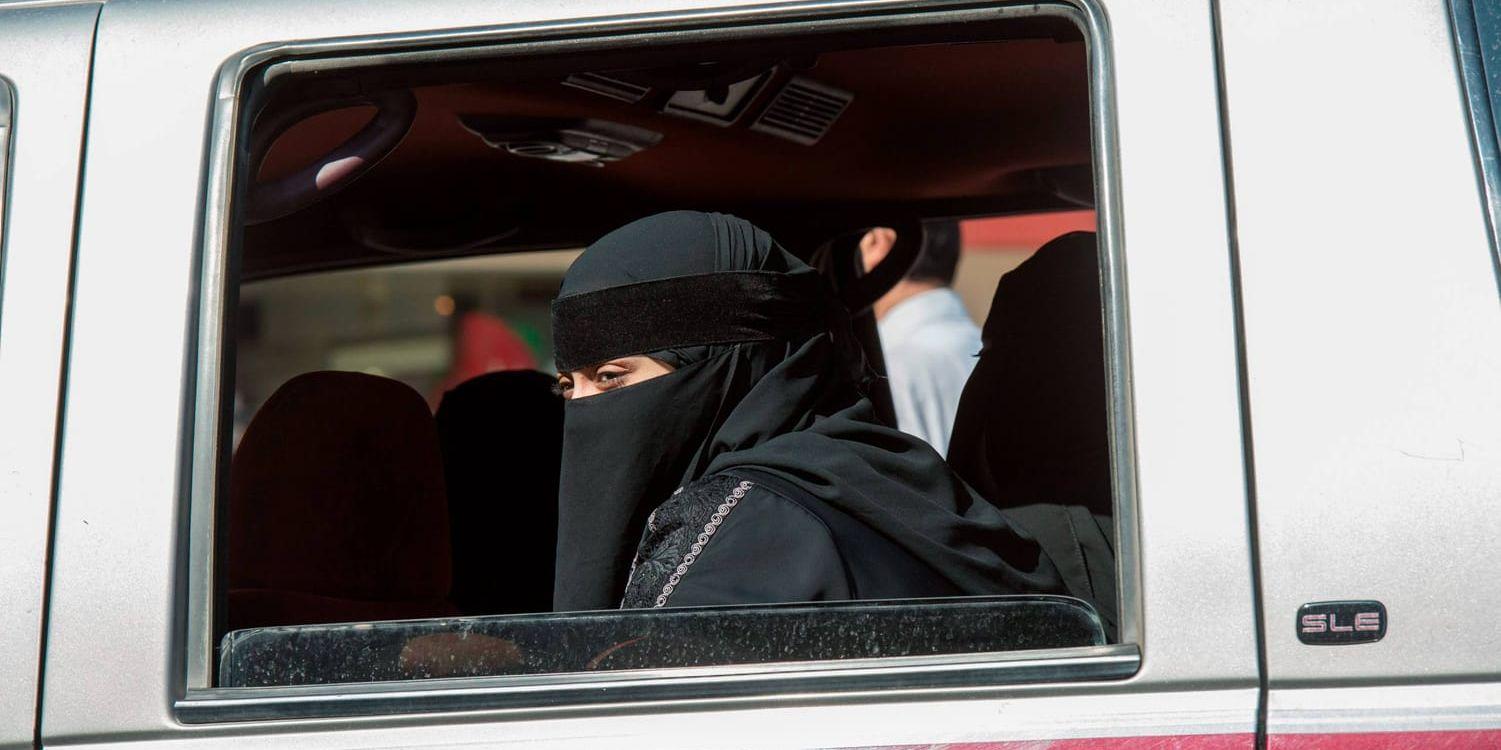 I Saudiarabien råder påbud att kvinnor ska bära heltäckande klädsel och täcka sitt hår på offentliga platser. Arkivbild.