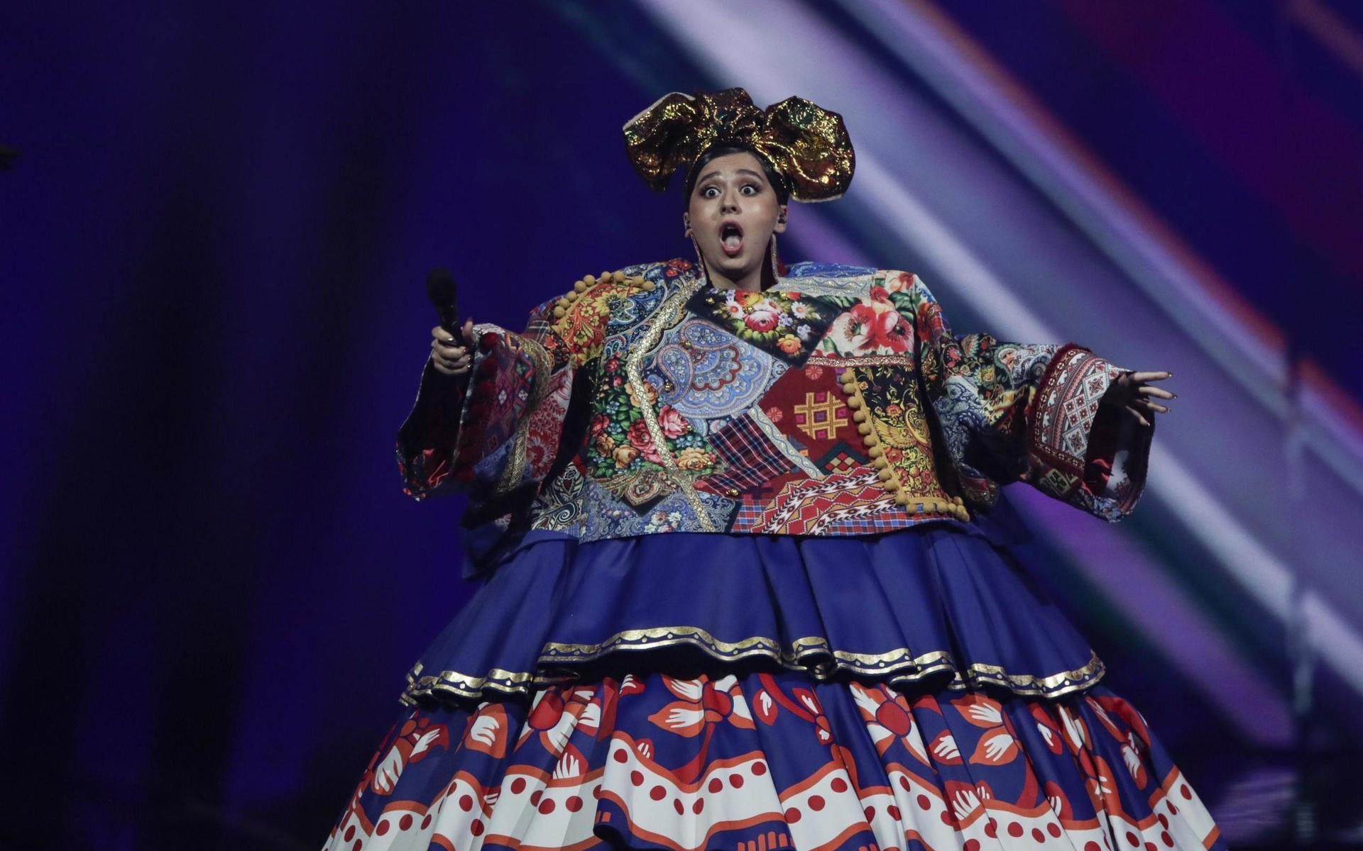 Manizha, som representerar Ryssland, dök upp i kvällens största klänning.