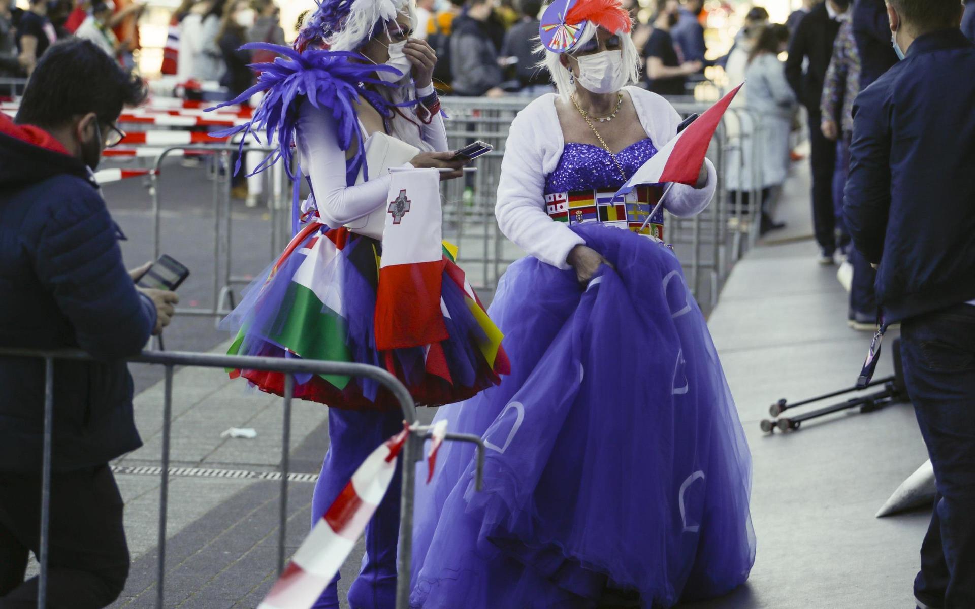 Som traditionen bjuder har Eurovision-fansen klätt upp sig kvällen till ära.
