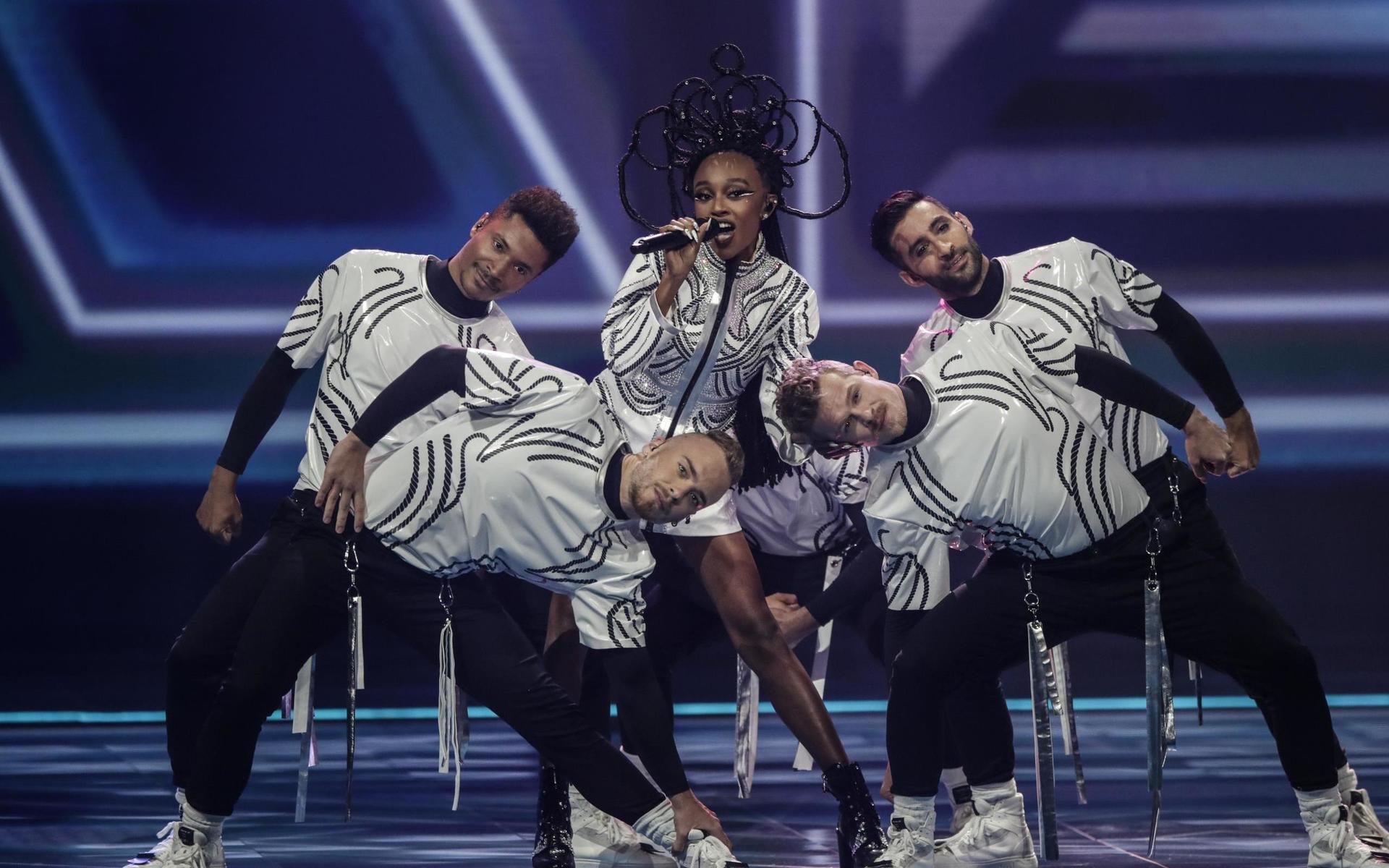 Samtidigt som konflikten pågår med Palestina tävlar Israel i Eurovision. Med startnummer tolv framträdde Eden Alene med bidraget ”Set Me Free”.