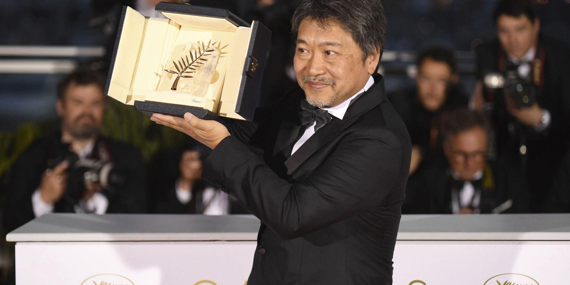 Hirokazu Kore-eda med Guldpalmen han mottog förra året. Arkivbild.