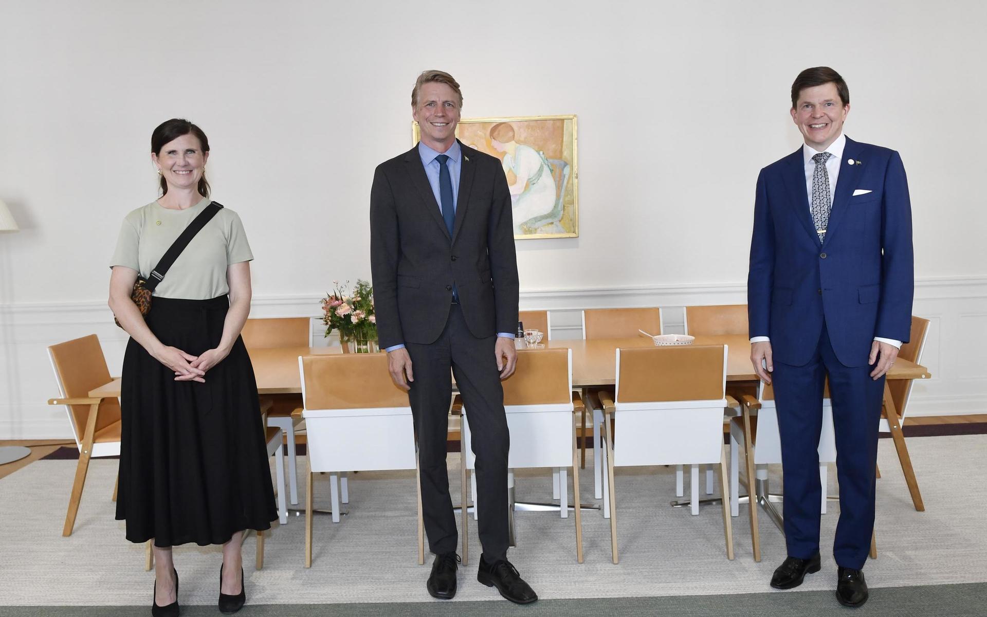 Miljöpartiets språkrör Märta Stenevi och Per Bolund (MP) tas emot av Riksdagens talman Andreas Norlén för en talmansrunda i riksdagen.