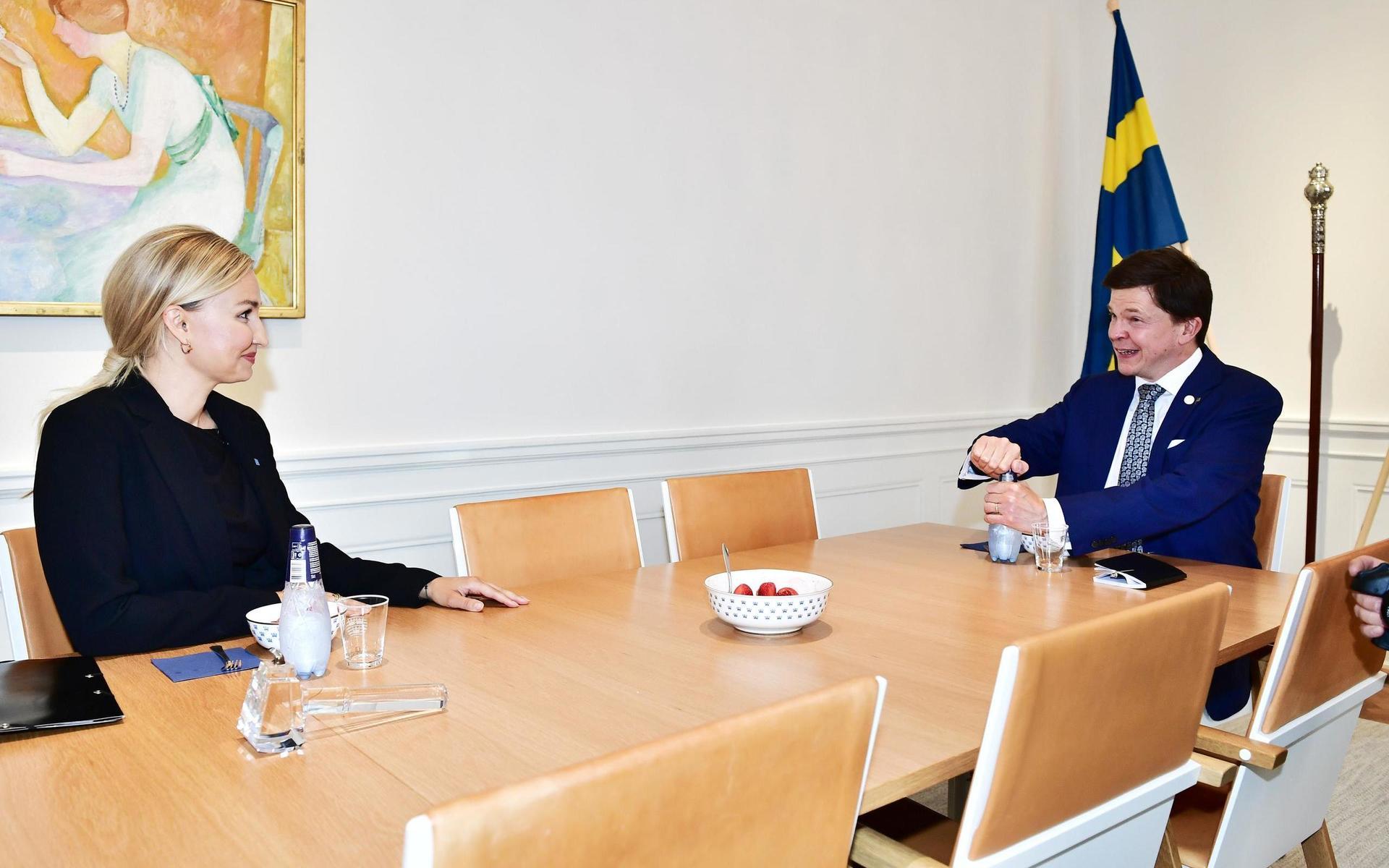 Kristdemokraternas partiledare Ebba Busch (KD) tas emot av Riksdagens talman Andreas Norlén.