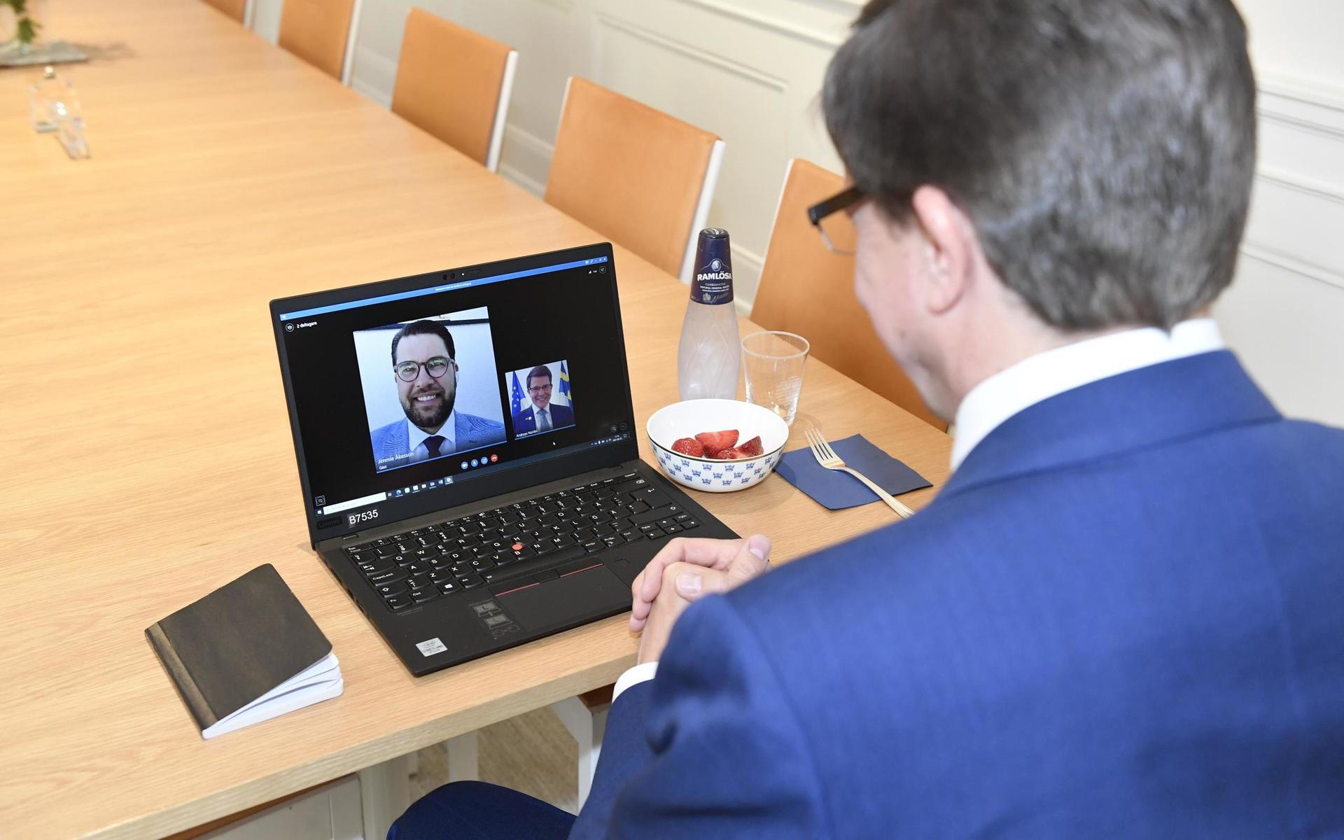 Sverigedemokraterns partiledare Jimmie Åkesson deltar i ett digitalt möte med  riksdagens talman Andreas Norlén.