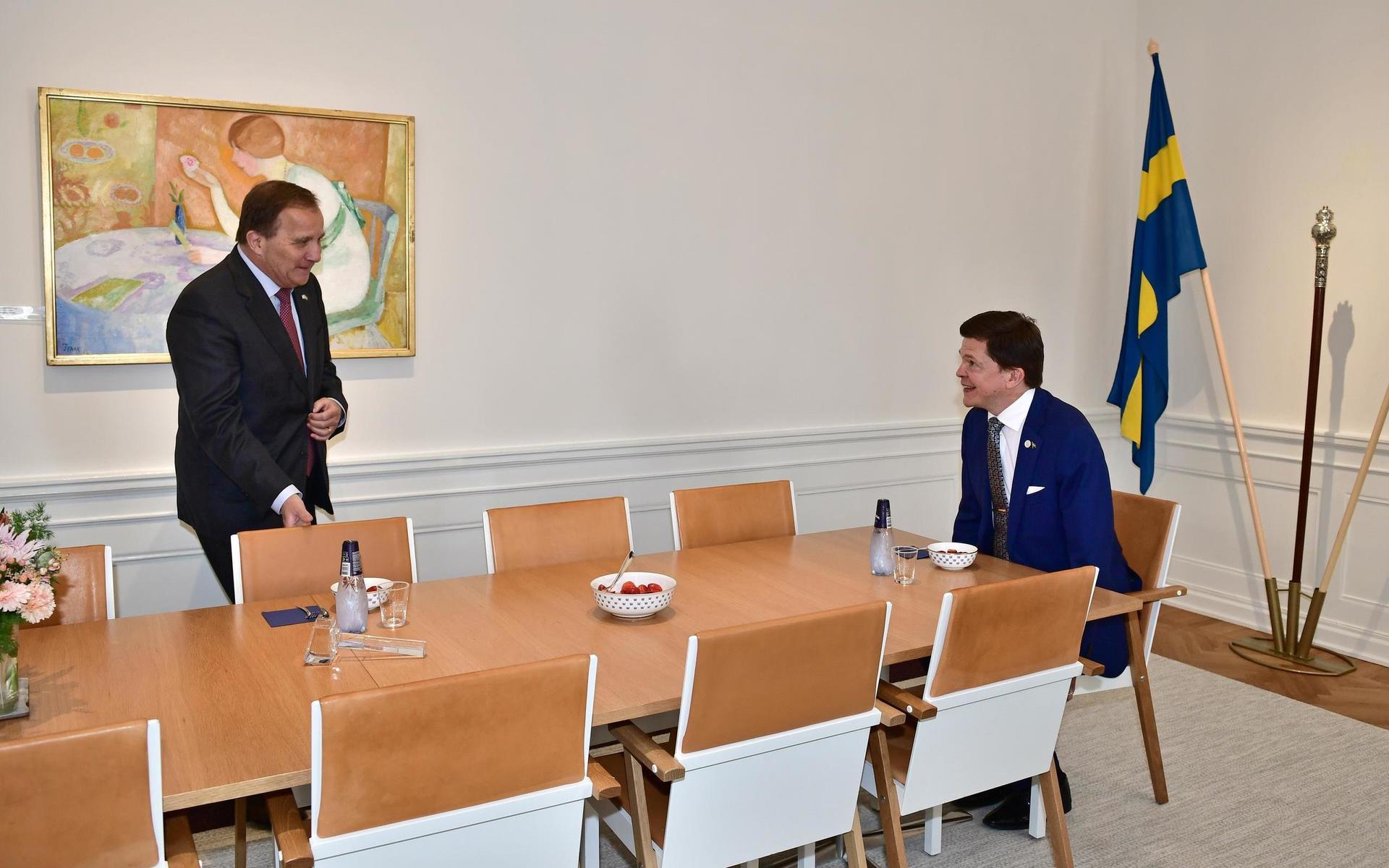 Statsminister Stefan Löfven tas emot av Riksdagens talman Andreas Norlén.