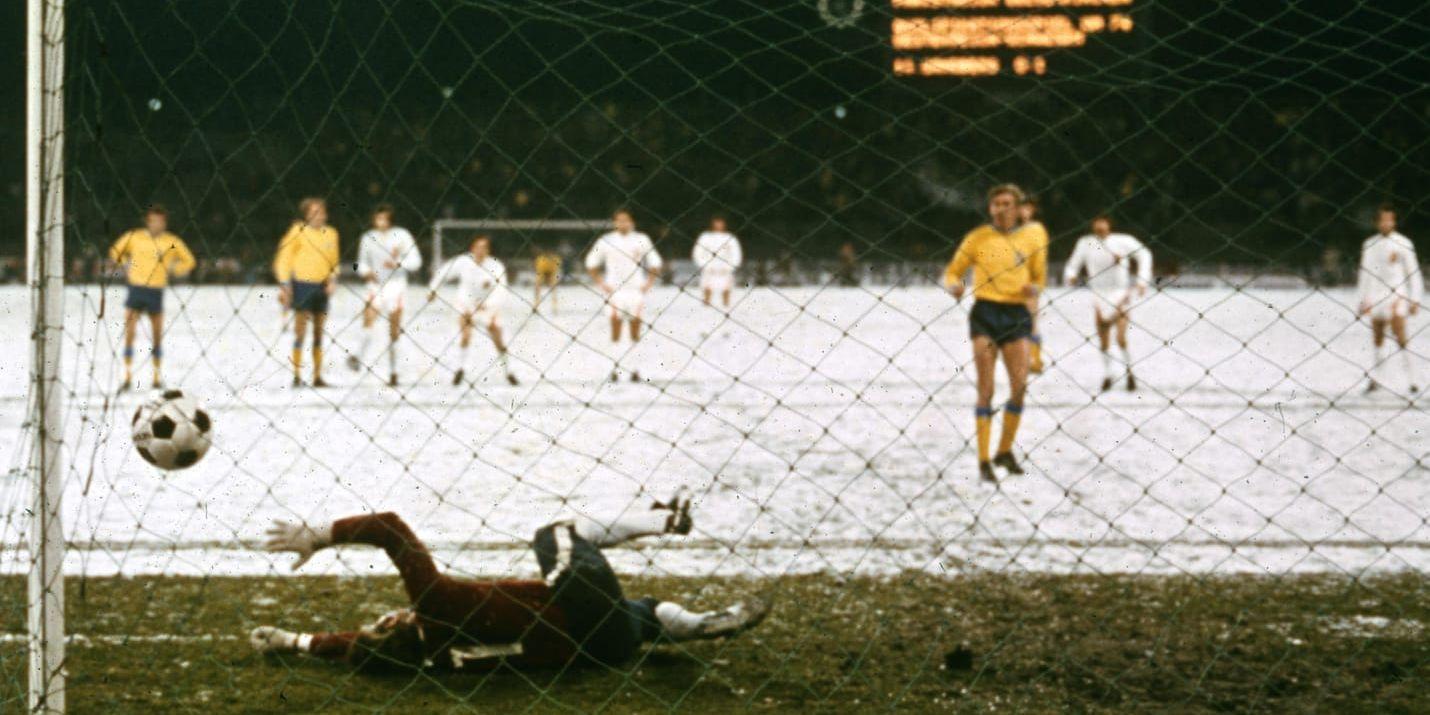 Bo Larsson slår in det avgörande 2–0-målet på straff bakom Österrikes målvakt Herbert Rettensteiner i den avgörande skiljematchen i VM-kvalet mellan Sverige och Österrike i snöovädret 27:e november 1973 på Parkstadion i Gelsenkirchen, Västtyskland.