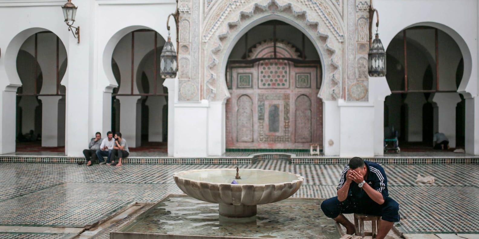 I Marocko föreslås nu utbildningsprogram för landsmän i exil, för att de inte ska bli utsatta för extrema versioner av de religiösa idealen. Arkivbild från den historiska al-Qarawiyyin-moskén i staden Fez, vars hela stadskärna står på FN:s världsarvslista.