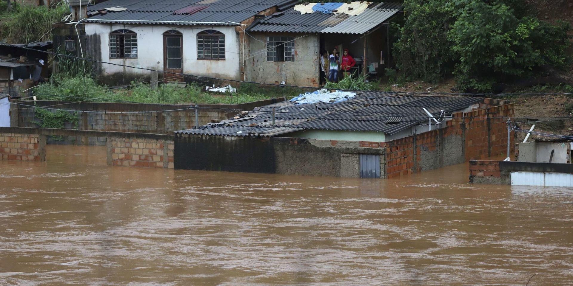Ett hus som översvämmats i sydöstra Brasilien efter den senaste tidens svåra oväder.
