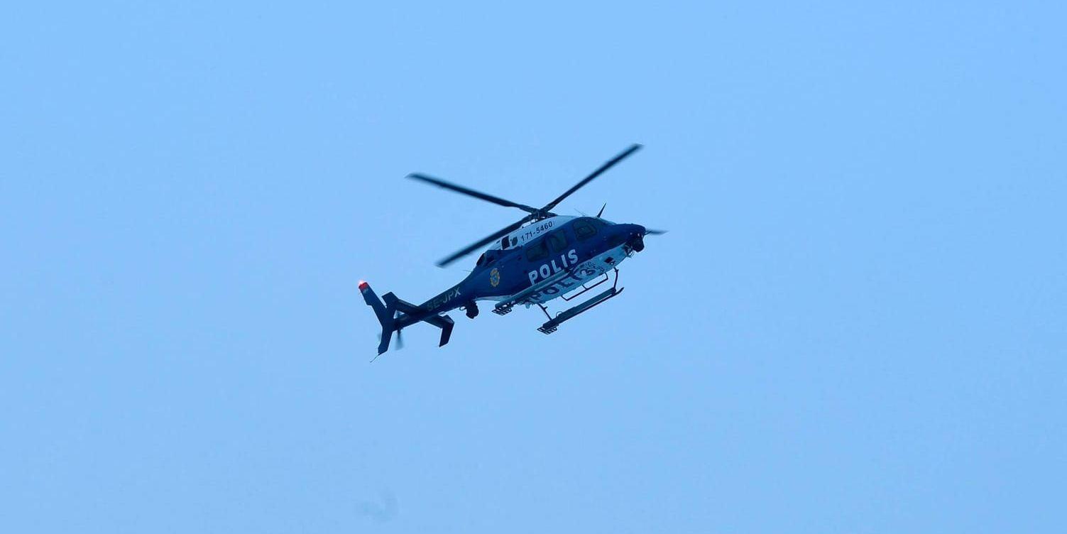 Polisen hjälpte till i sökandet med en helikopter. Arkivbild.