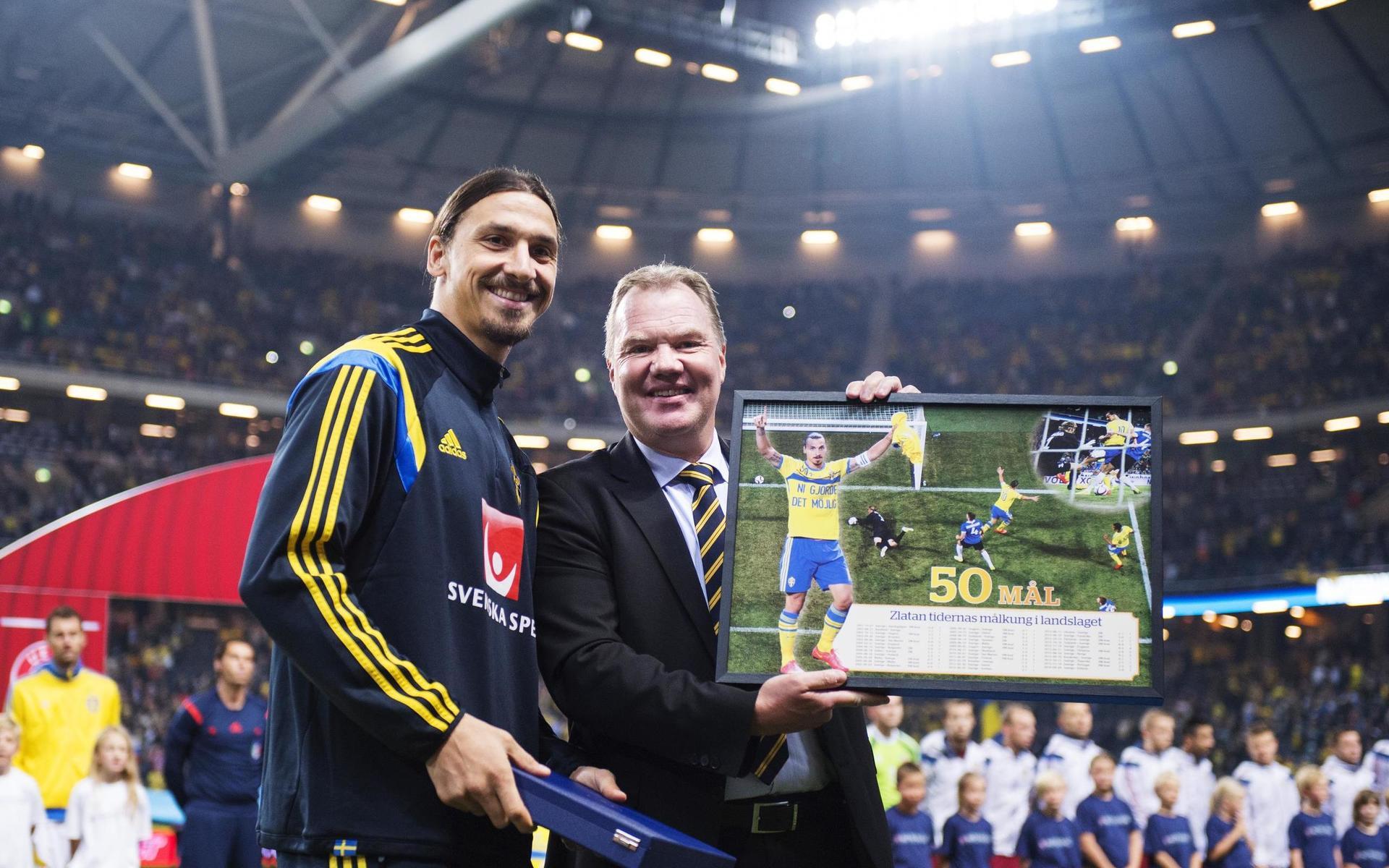 Zlatan Ibrahimovic tillsammans med Svenska Fotbollförbundets ordförande Karl-Erik Nilsson med anledning av att han gjort 50 mål inför fotbollsmatchen i EM-kvalet mellan Sverige och Ryssland den 9 oktober 2014 i Stockholm.