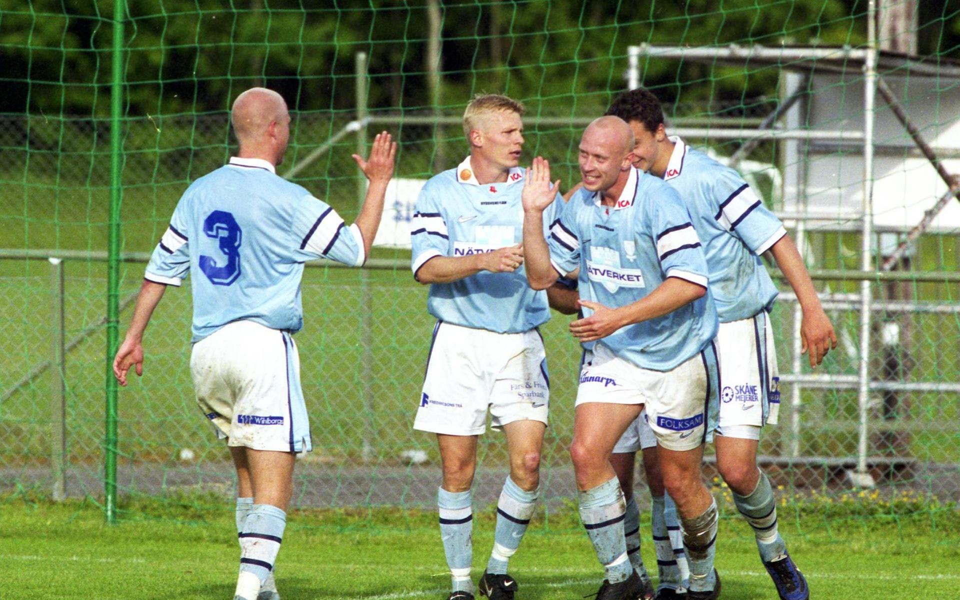 Zlatan Ibrahimovic klappas om efter att ha gjort mål på Skarsjövallen under mötet mellan Ljungskile SK och Malmö FF den 7 juni 2000. 
