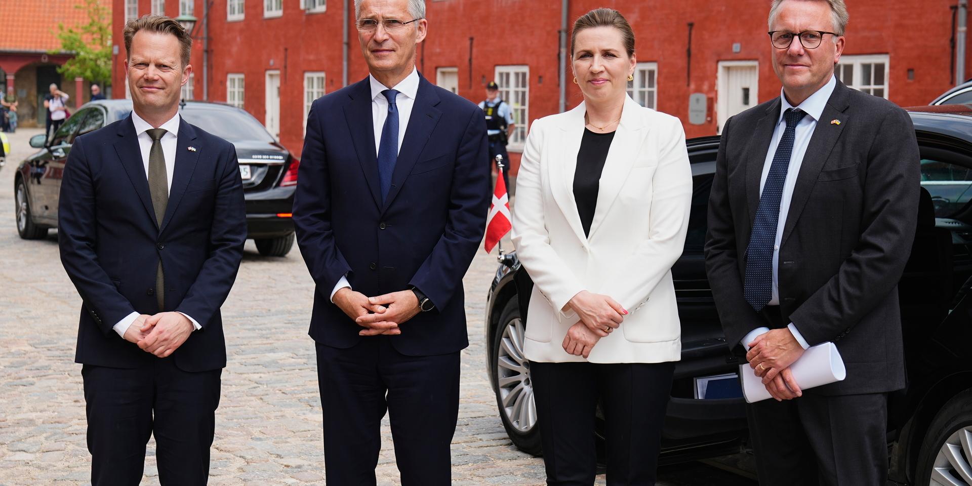 Danmarks statsminister Mette Frederiksen har Natos generalsekreterare Jens Stoltenberg på besök. Här tar Frederiksen, utrikesminister Jeppe Kofod (till vänster) och försvarsminister Morten Boedskov (till höger) emot.