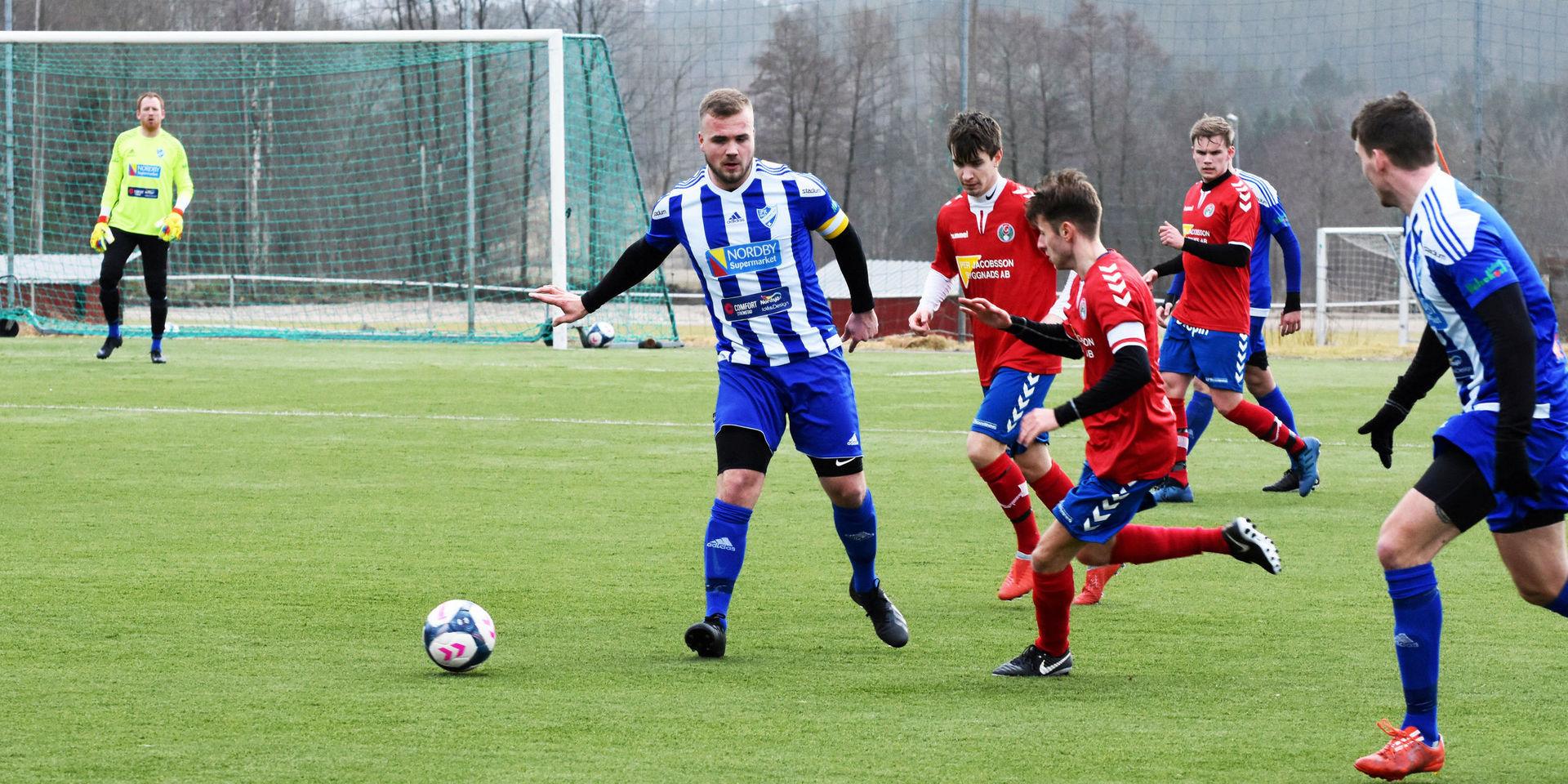 IFK Strömstad i division 4 är ett av lagen som påverkas av de olika alternativen som finns för starten av lokalfotbollen.