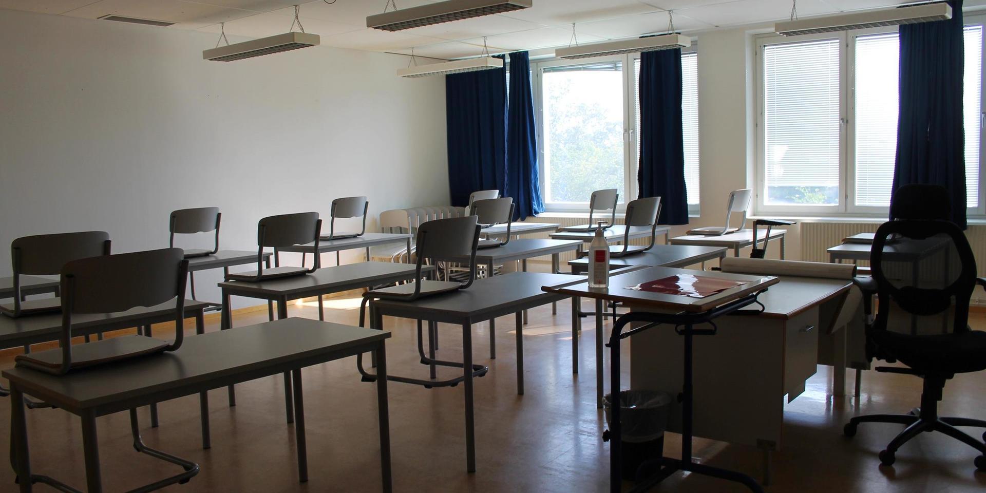 I klassrummen har bänkarna flyttats isär och antalet platser har reducerats för att eleverna ska kunna hålla avstånd.
