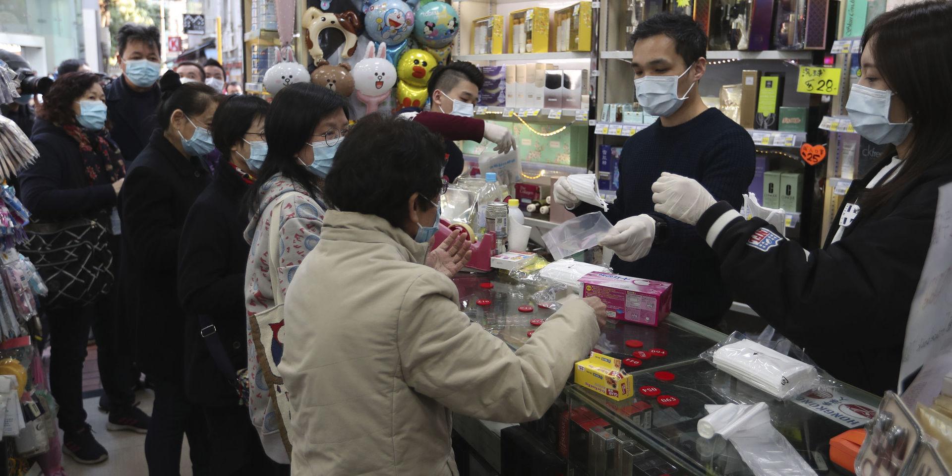 Gratis ansiktsmasker delas ut i Hongkong.