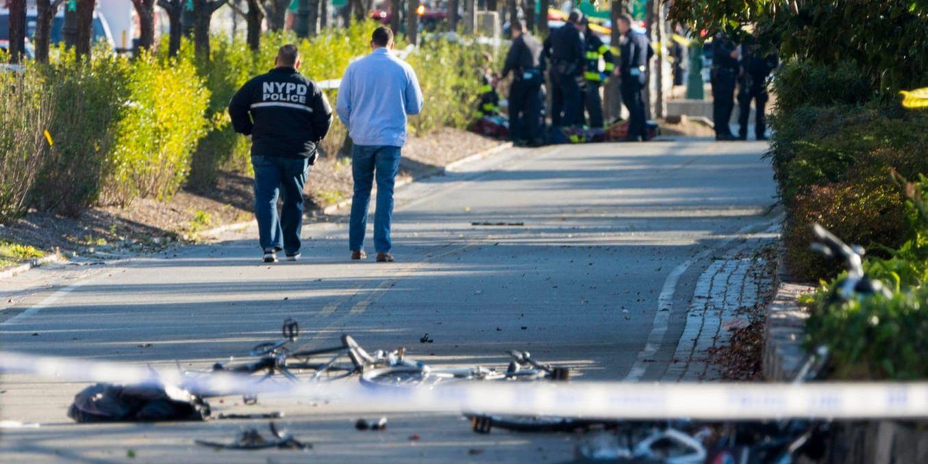 Flera personer dödades när en hyrd pickup körde upp på en cykelbana. Händelsen utreds som ett terrordåd.