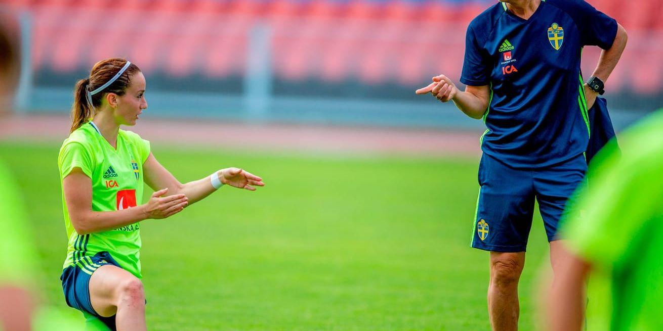 Kosovare Asllani och förbundskapten Pia Sundhage under landslagets träning på Ullevi inför EM-kvalmatchen mot Slovakien i september 2016. Asllani och Sundhage siktar båda högt inför sommarens EM i Nederländerna.