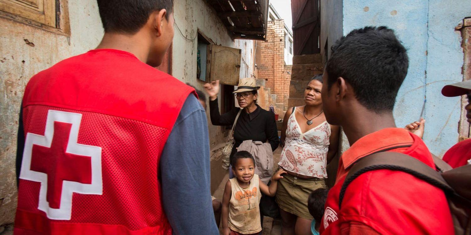 Röda Korset-frivilliga informerar bybor i Madagaskar om utbrottet. Arkivbild.
