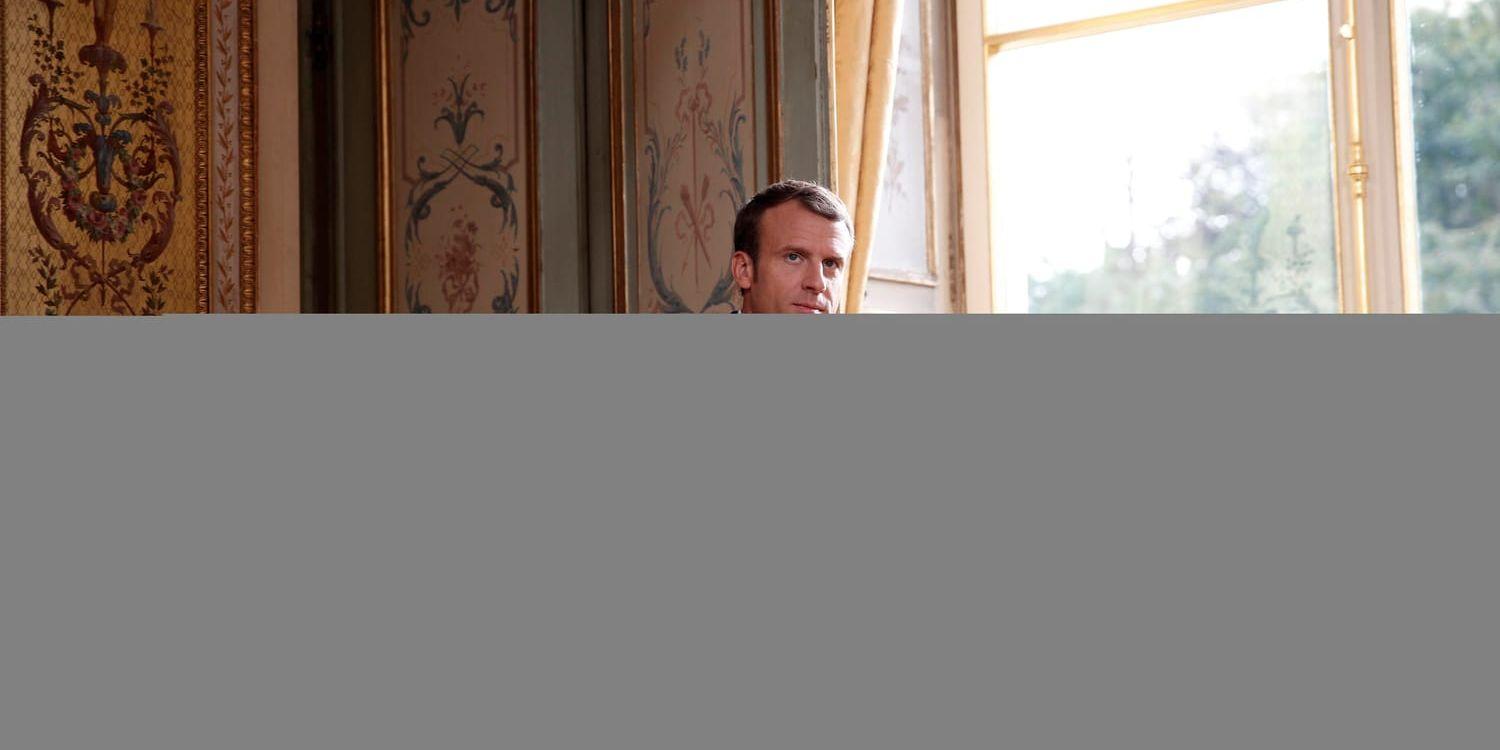 Frankrikes president Emmanuel Macron på väg att skriva under den nya lagen i Élyséepalatset tidigare i veckan.