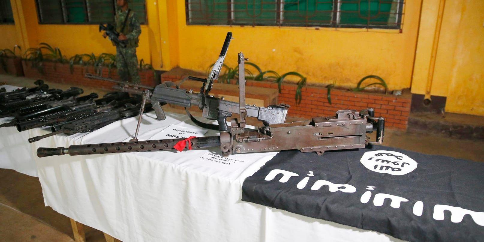 Beslagtagna vapen från en IS-trogen grupp som kontrollerade staden Marawi i Filippinerna i fem månader. Arkivbild.