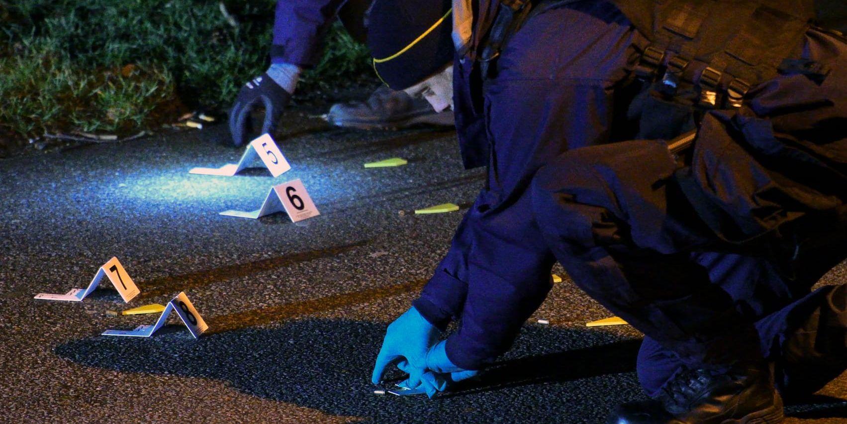 Polisens tekniker undersöker platsen för en skottlossning i Malmö tidigare i år. Material som samlas in vid brottsplatsundersökningar skickas in till Nationellt forensiskt centrum för analys.
