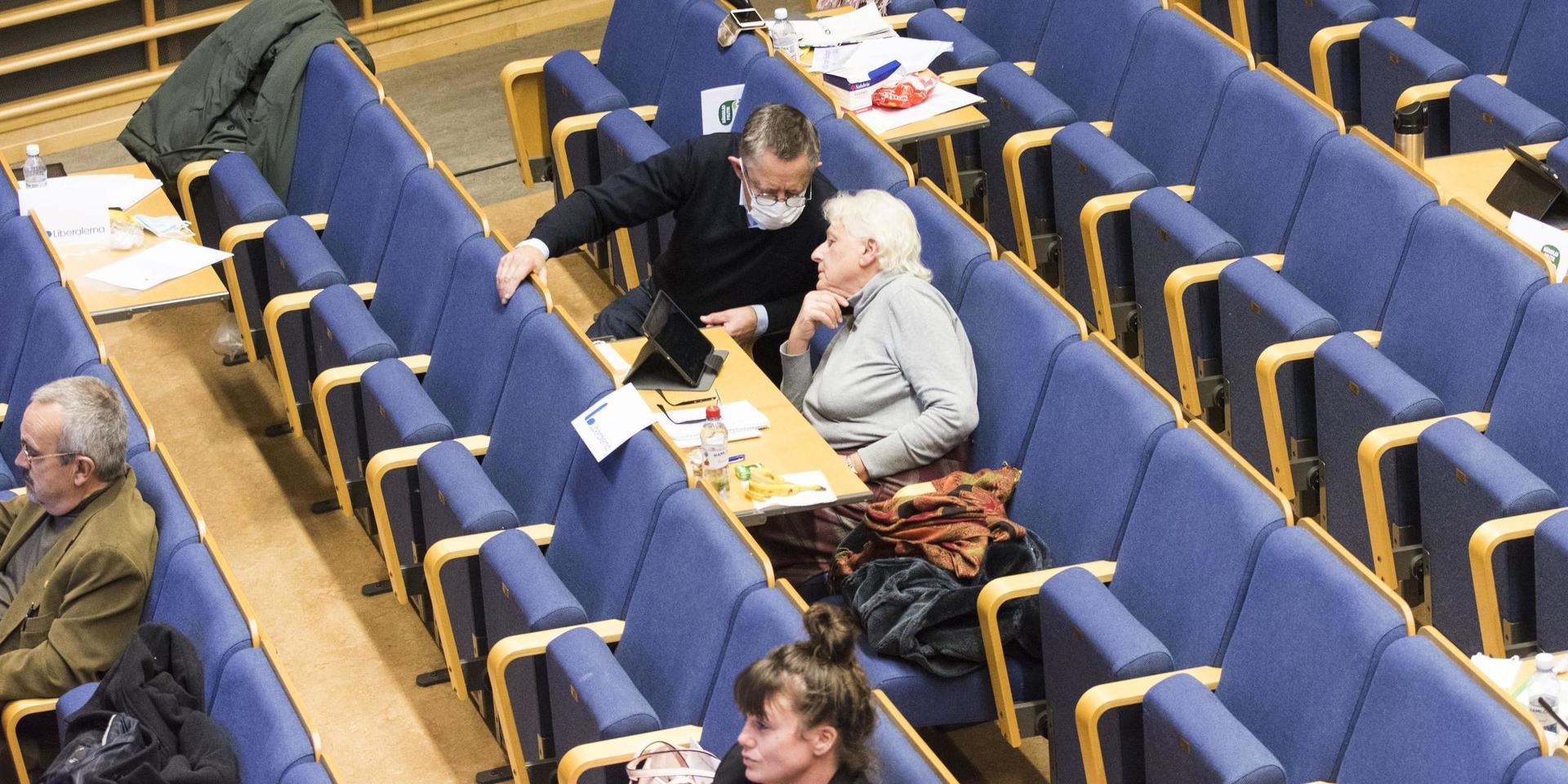 Liberala fullmäktigeledamöterna Lars Tysklind, Kerstin Karlsson och Sandra Andersson (längst ner i bild) under torsdagens kommunfullmäktige då budgeten för 2021 beslutades.