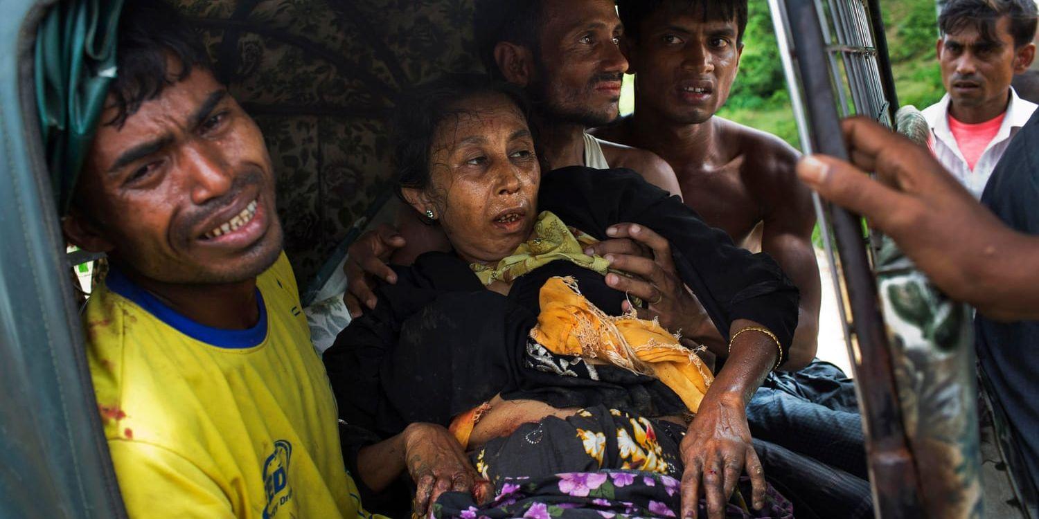 En äldre kvinna och hennes släktingar skyndar sig till ett sjukhus nära flyktinglägret i Kutupalong i Bangladesh sedan hon trampat på en mina.