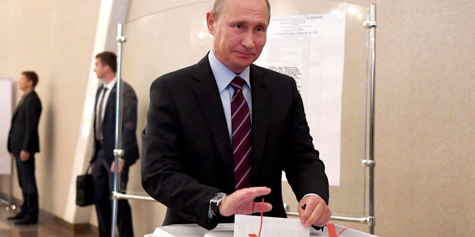 Kandidater från Kremls maktparti Enade Ryssland fick se sig slagna av den liberala oppositionen i flera valdistrikt i Moskva, bland annat i den valkrets där president Vladimir Putin röstade.