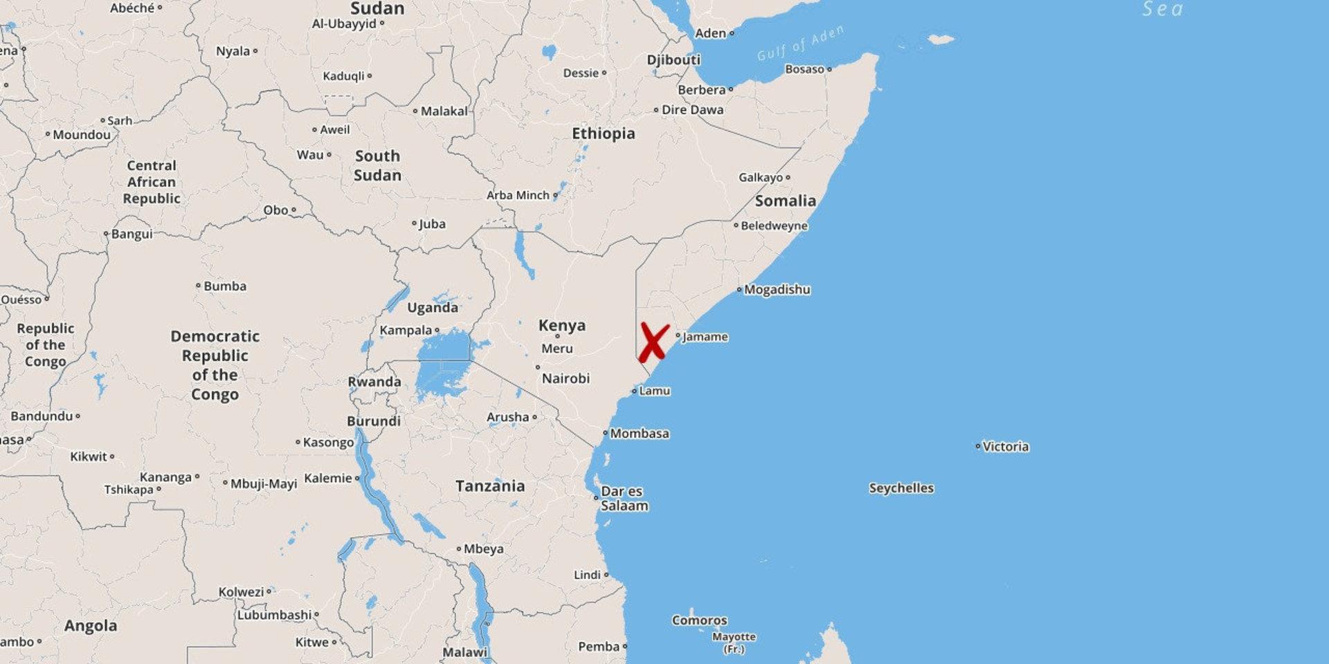 En bilbomb har exploderat invid ett hotell i den somaliska hamnstaden Kismayu. 