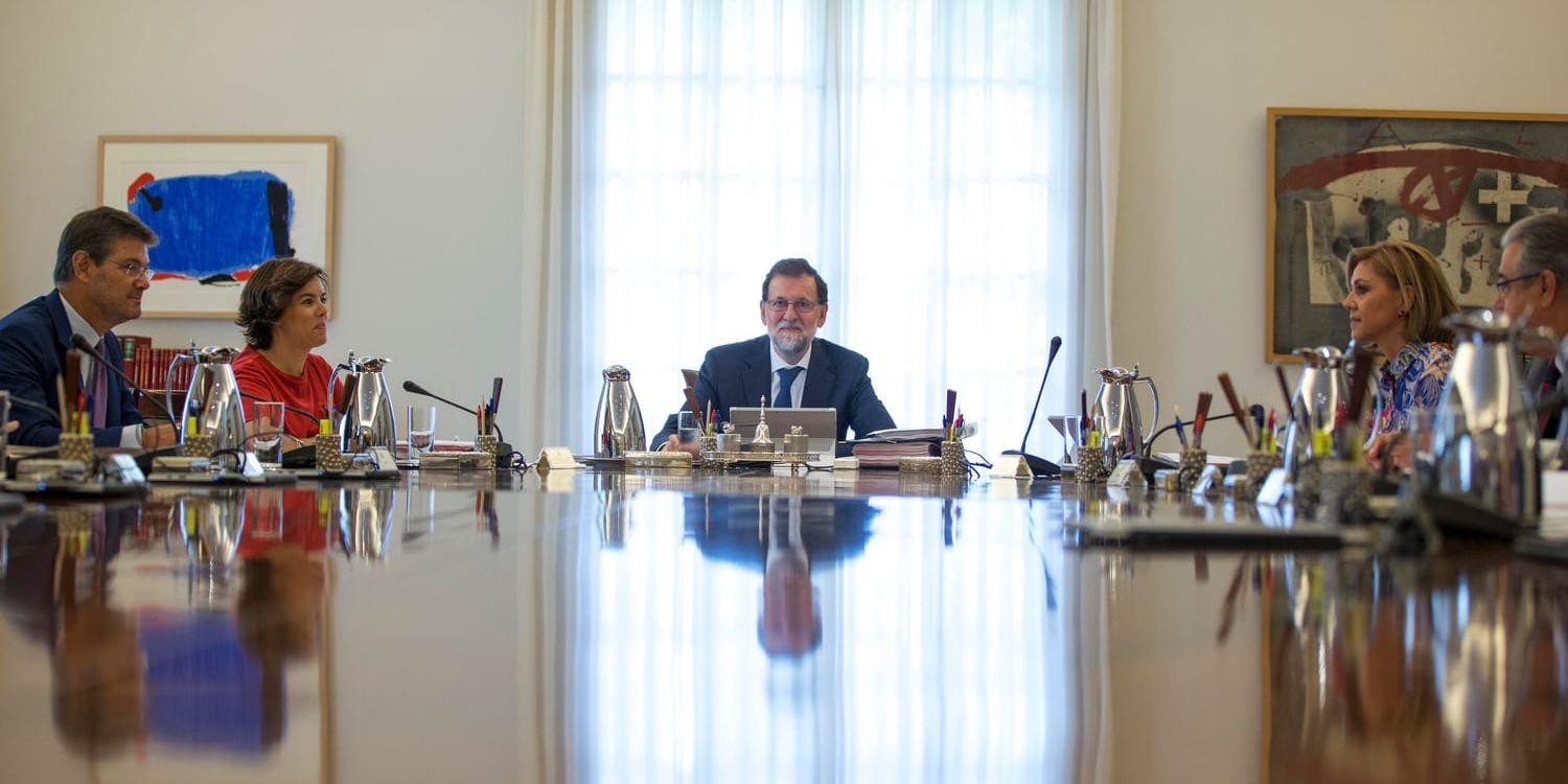 Spaniens premiärminister Mariano Rajoy leder torsdagens extrainsatta regeringsmöte i Madrid med anledning av att Katalonien antagit en lag för att folkomrösta om självständighet.